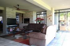 Lounges - 16 square meters of property in Woodhill Golf Estate