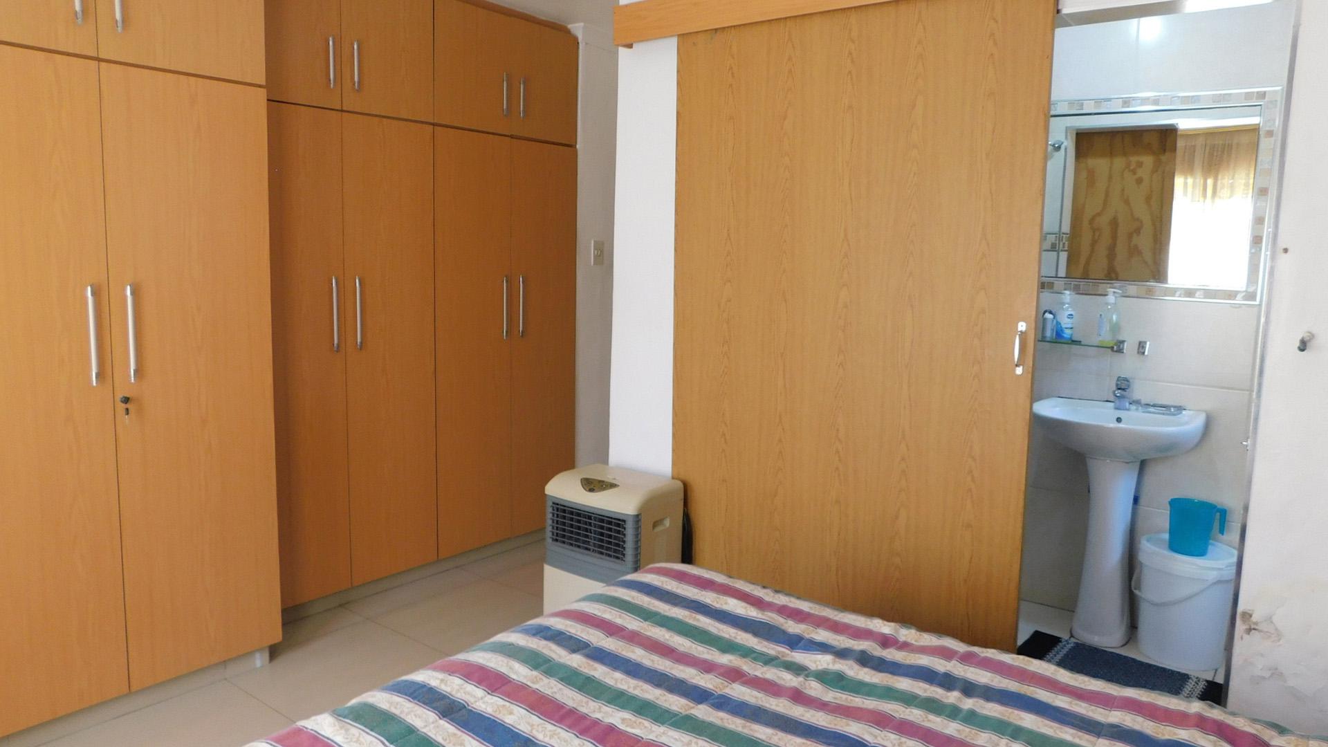 Main Bedroom - 17 square meters of property in Shallcross 