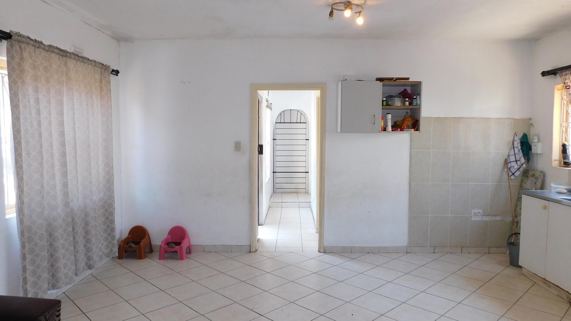 Lounges - 53 square meters of property in Shallcross 