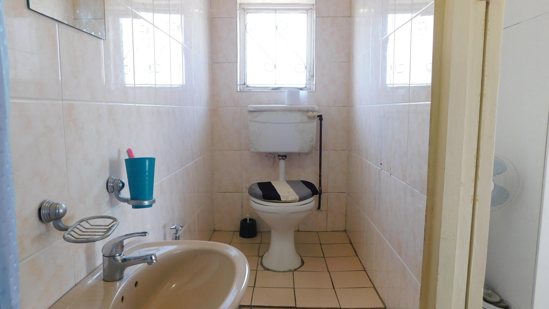 Bathroom 2 - 4 square meters of property in Shallcross 