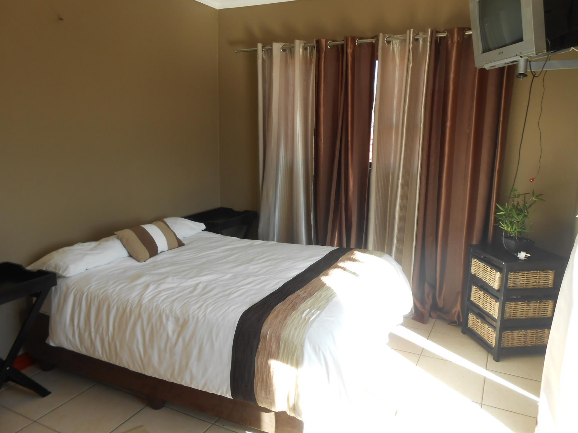 Main Bedroom - 15 square meters of property in Brits