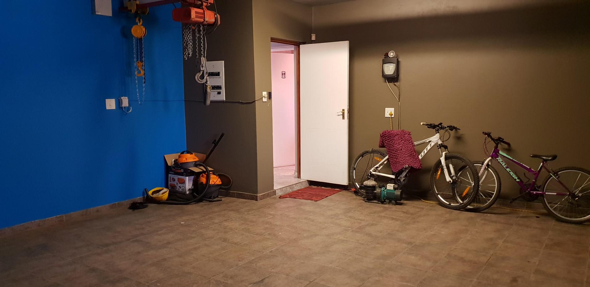 Spaces - 67 square meters of property in Sonneveld