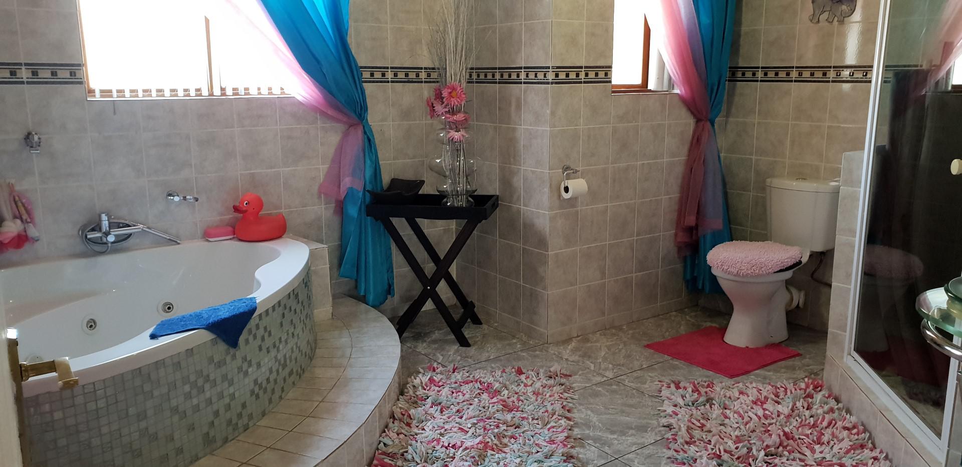 Bathroom 1 - 13 square meters of property in Sonneveld