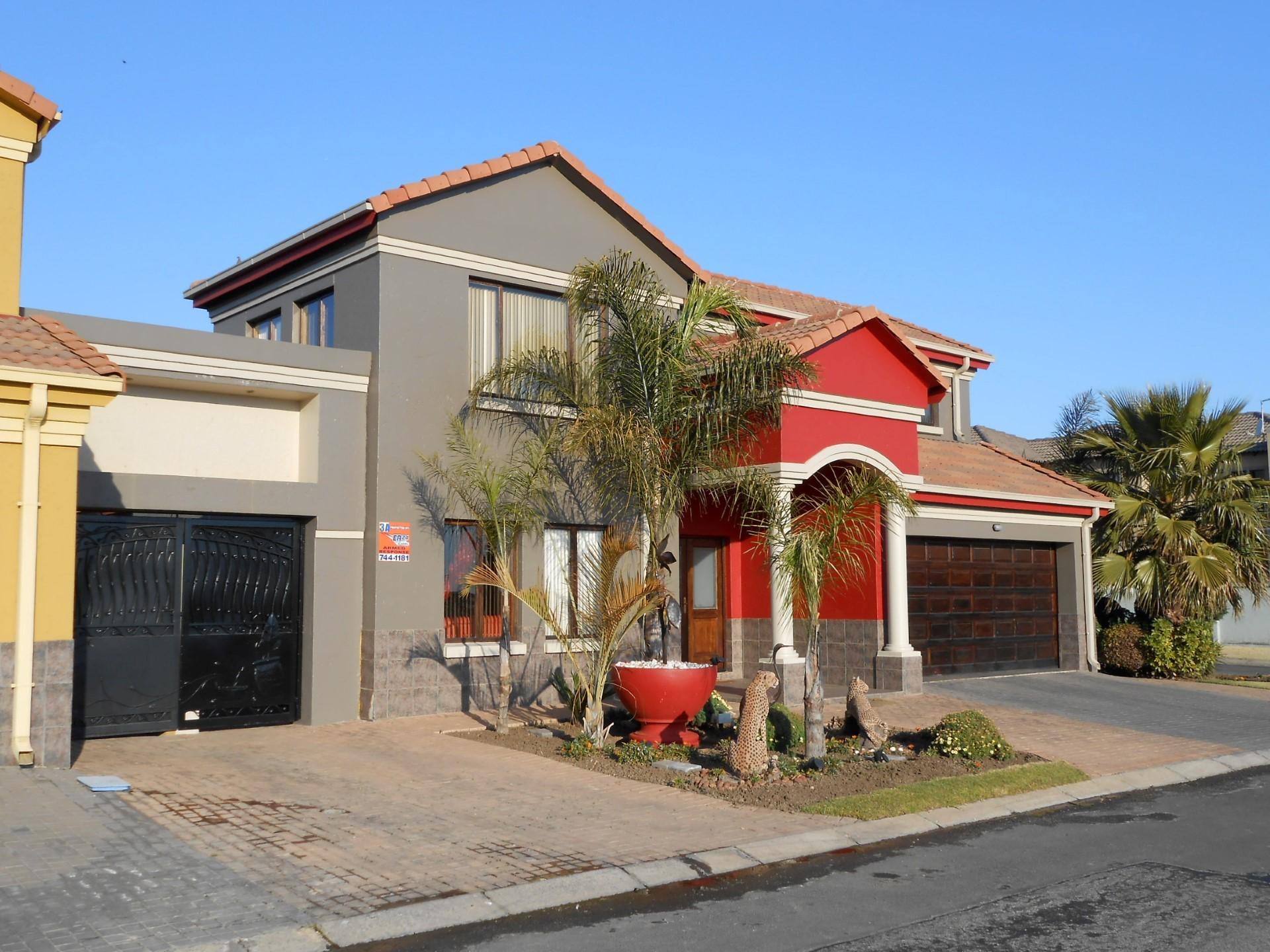 Front View of property in Sonneveld