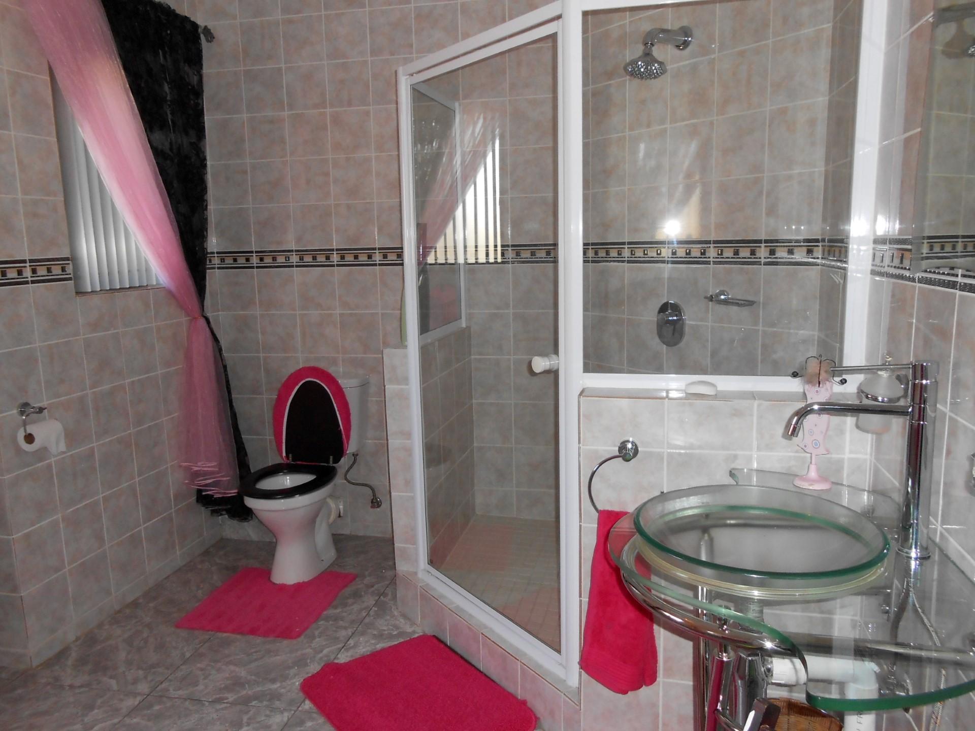 Bathroom 1 - 13 square meters of property in Sonneveld