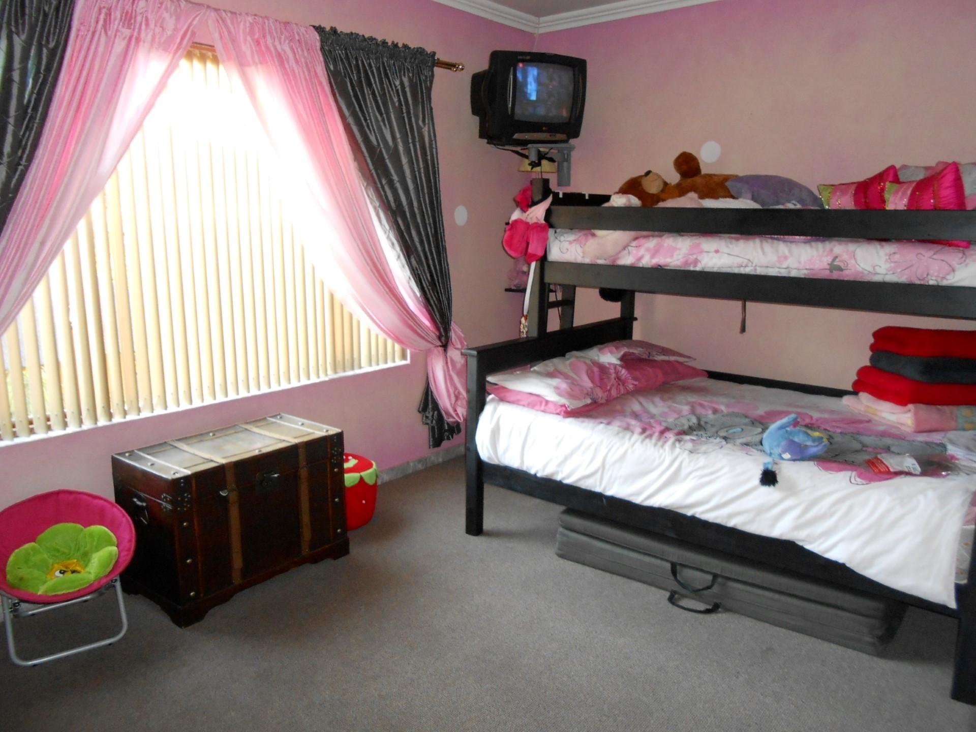 Bed Room 1 - 17 square meters of property in Sonneveld