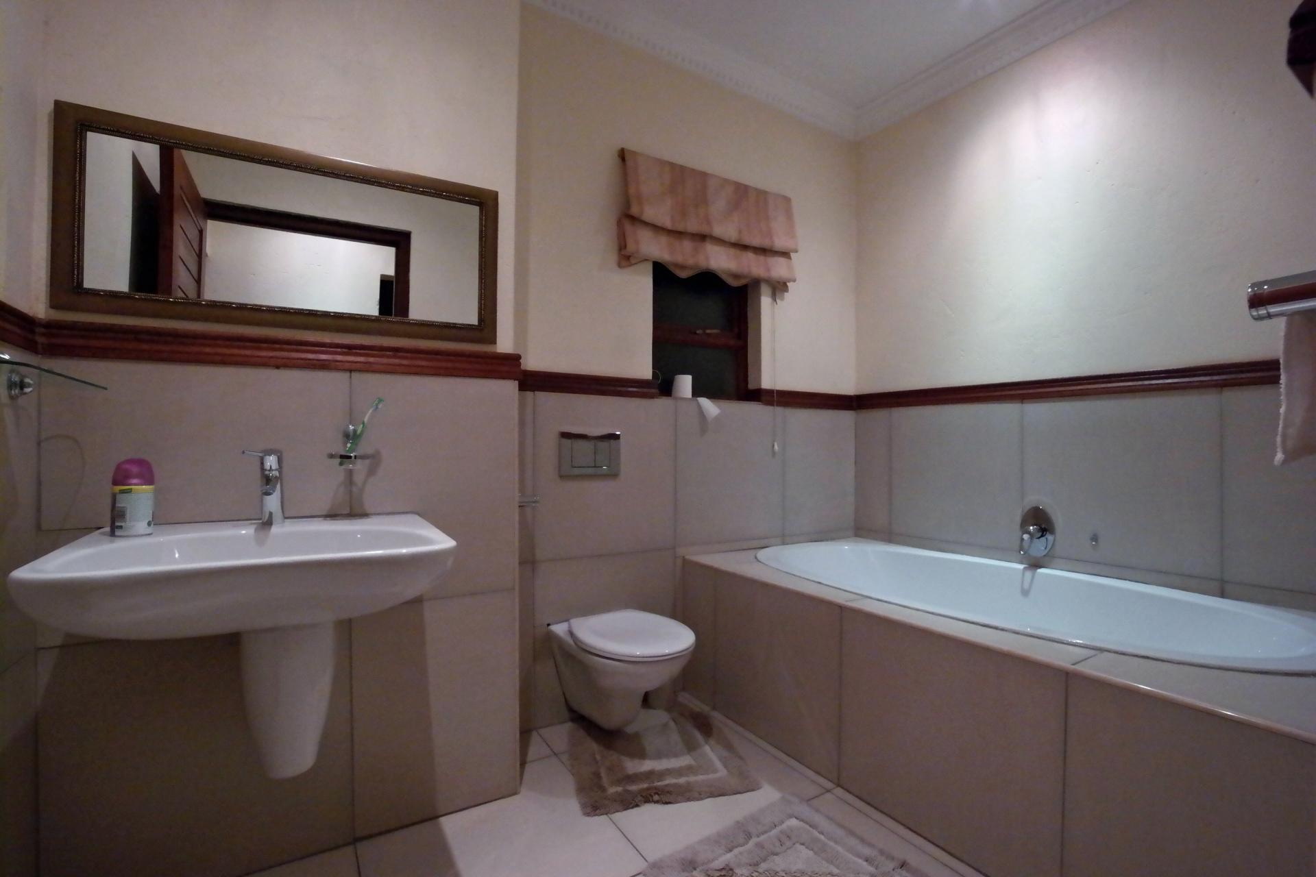 Bathroom 2 - 6 square meters of property in Silver Lakes Golf Estate