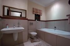 Bathroom 2 - 6 square meters of property in Silver Lakes Golf Estate