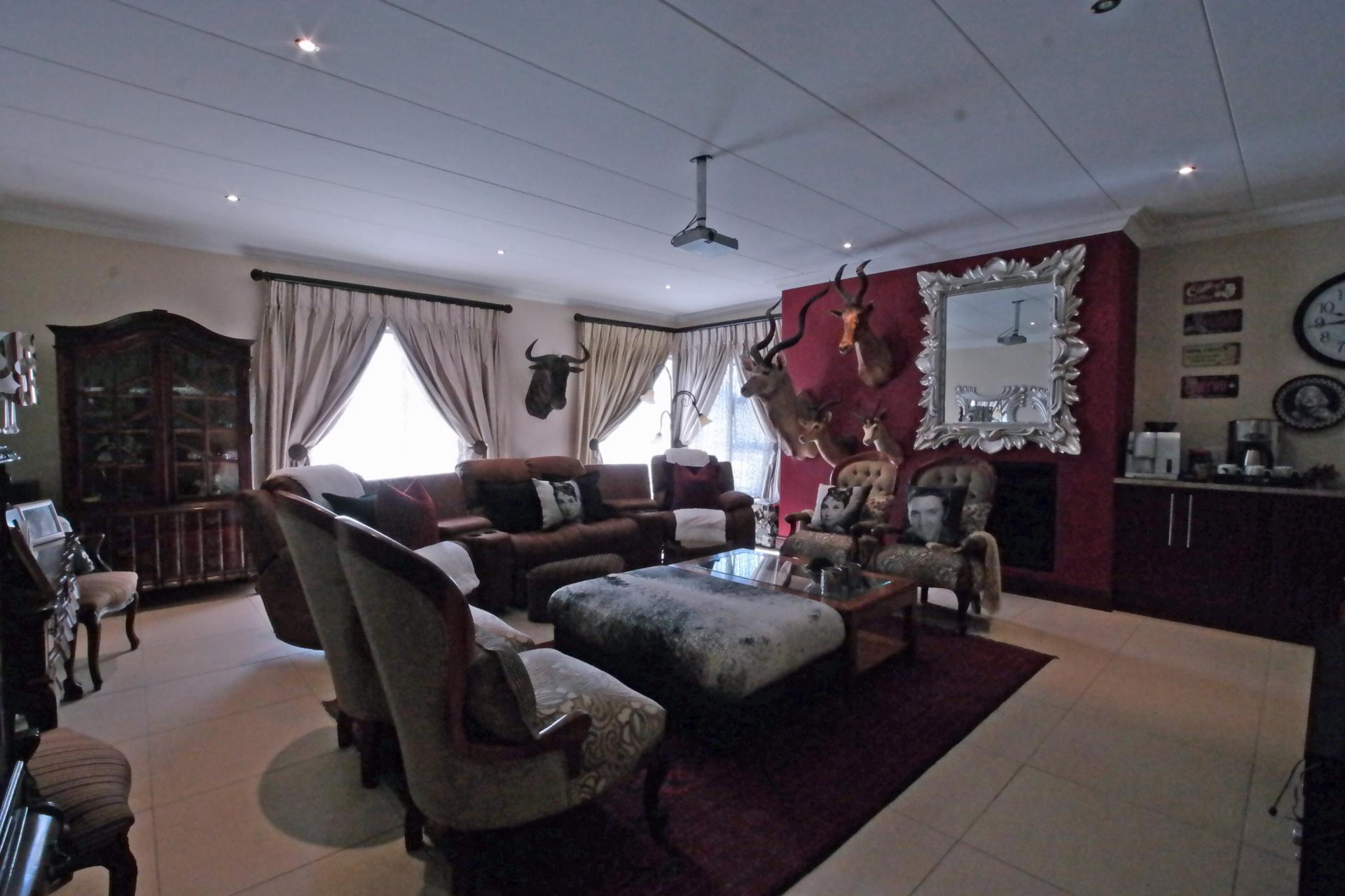 Lounges - 78 square meters of property in The Wilds Estate