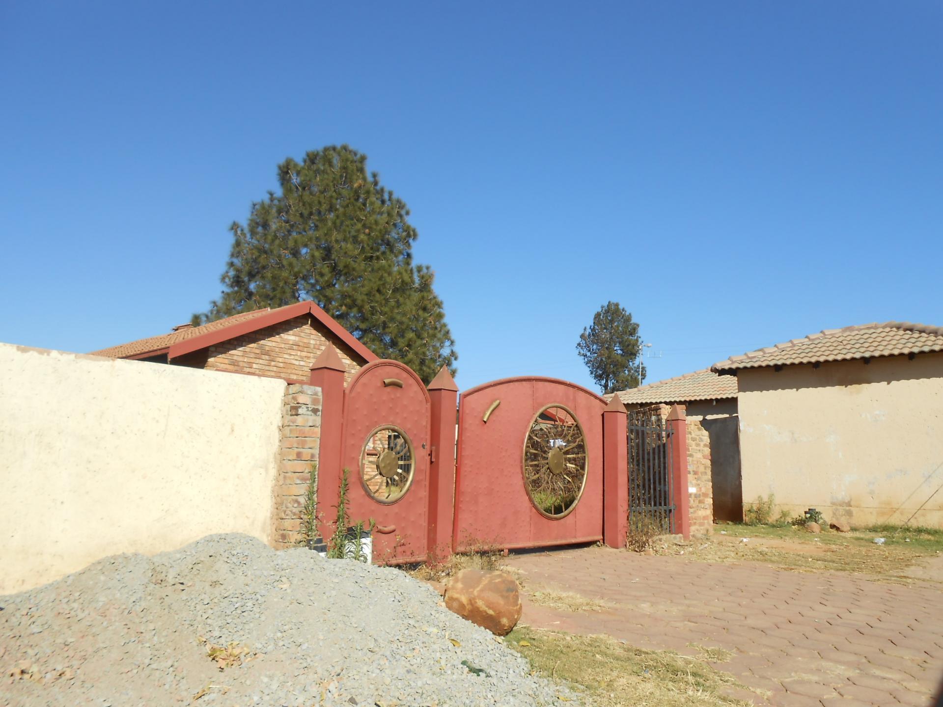 Front View of property in Mahube Valley