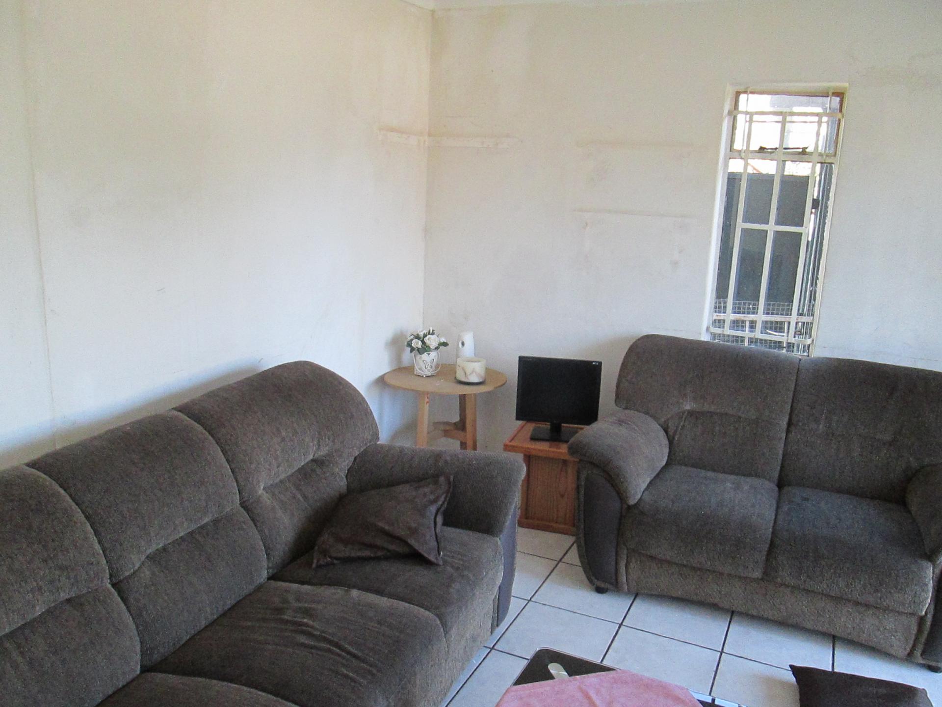 Lounges - 57 square meters of property in Secunda