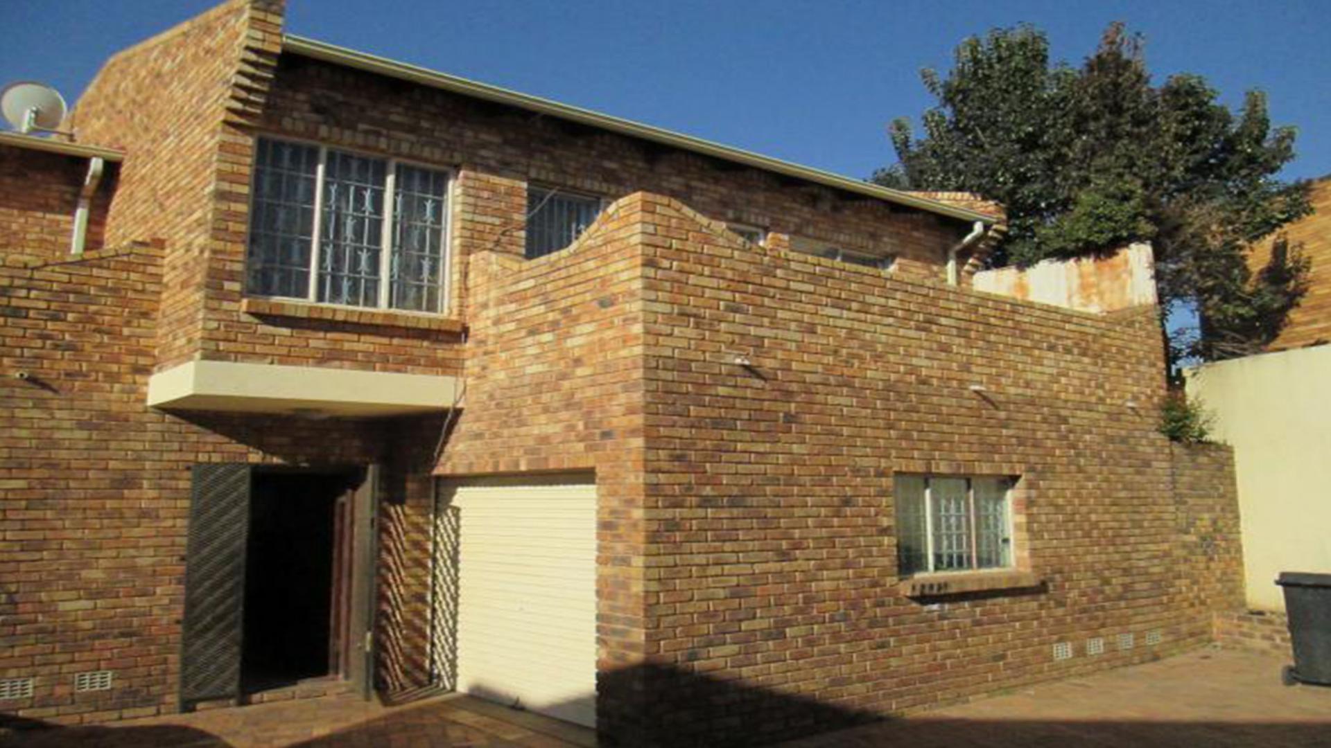 Front View of property in La Rochelle - JHB