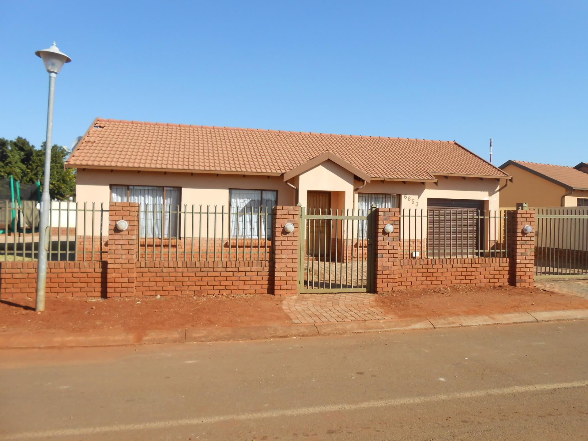 Front View of property in The Orchards