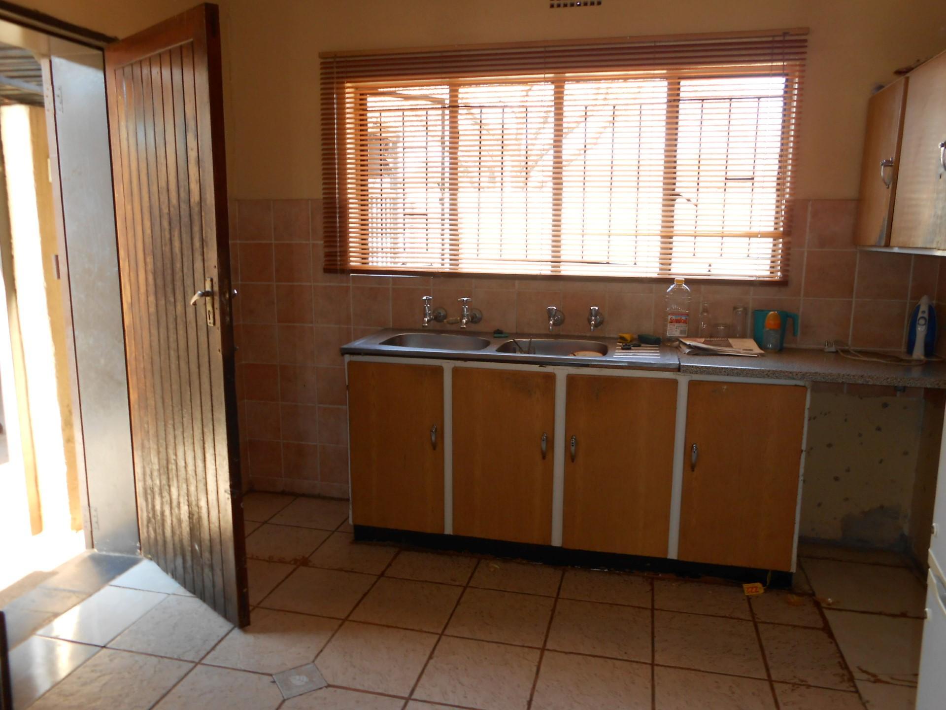 Kitchen - 14 square meters of property in Rondebult