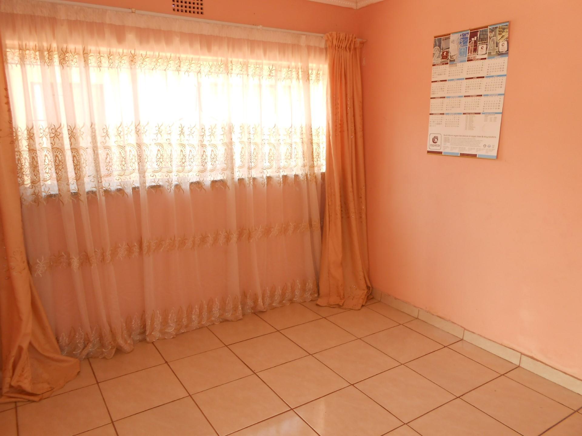 Dining Room - 12 square meters of property in Rondebult