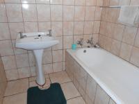 Main Bathroom - 5 square meters of property in Rondebult