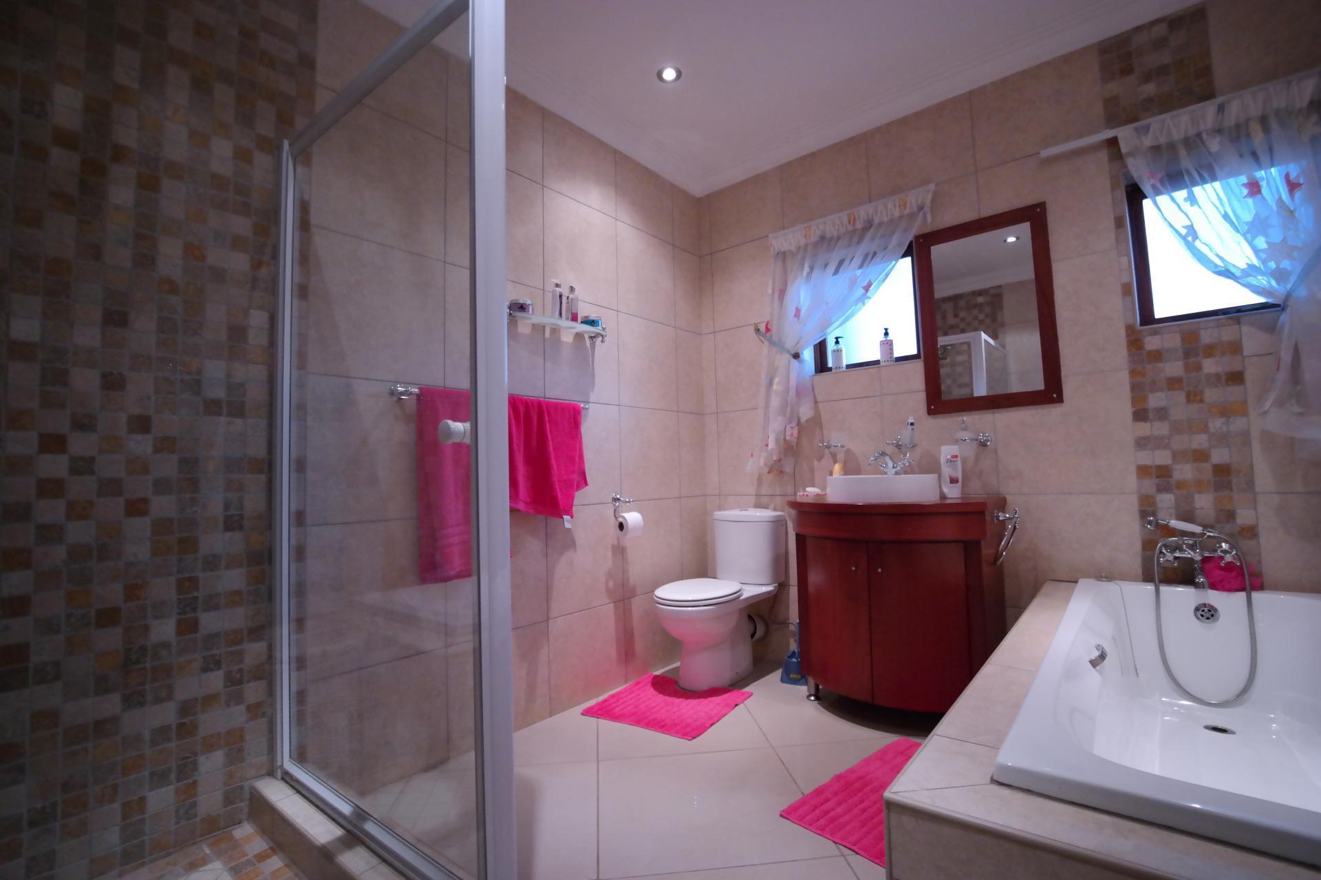 Bathroom 3+ - 8 square meters of property in The Wilds Estate
