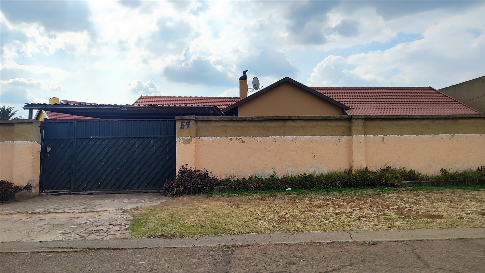 Front View of property in Roodekop