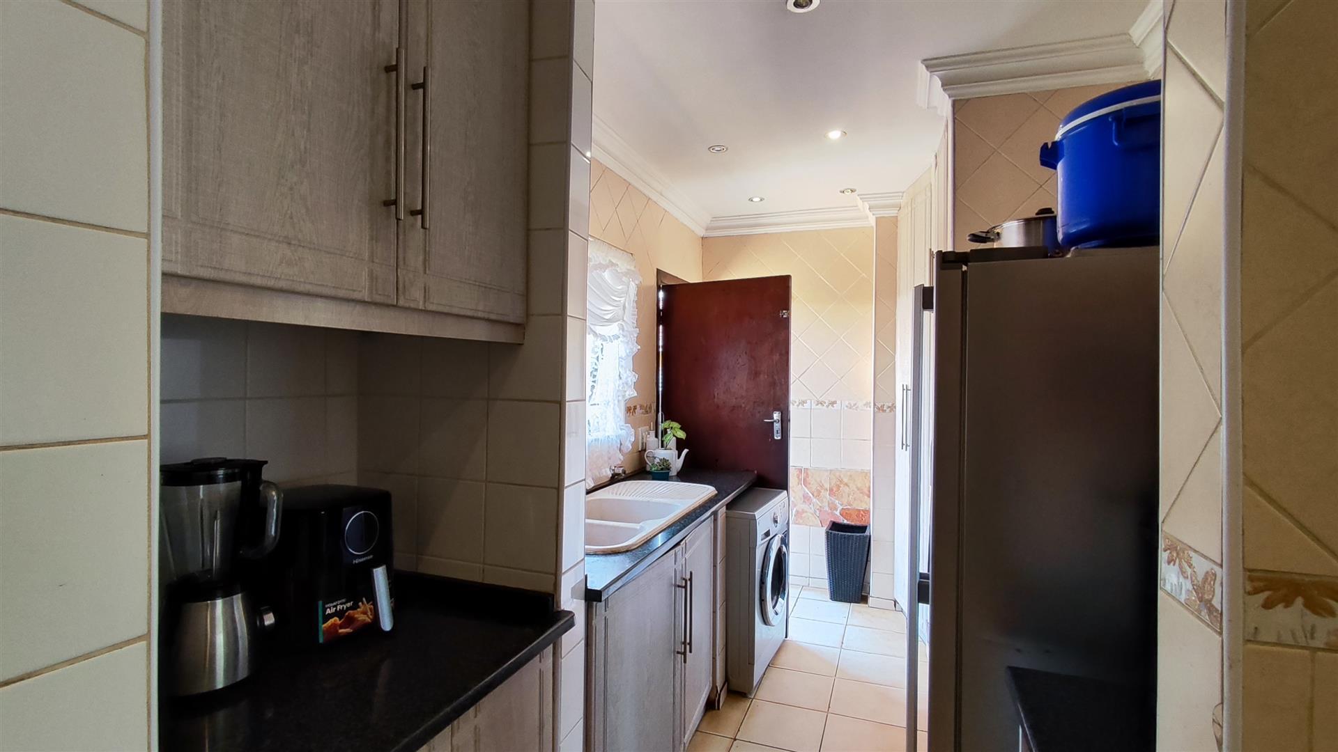 Kitchen - 14 square meters of property in Roodekop