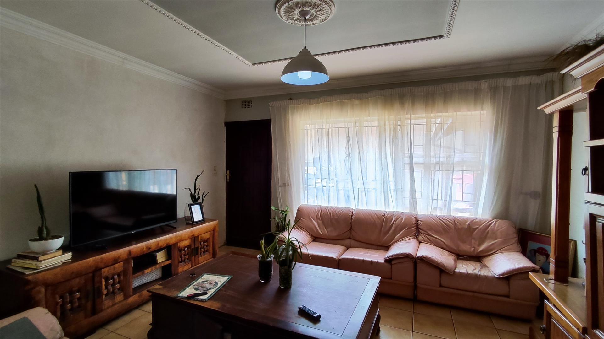 Lounges - 22 square meters of property in Roodekop