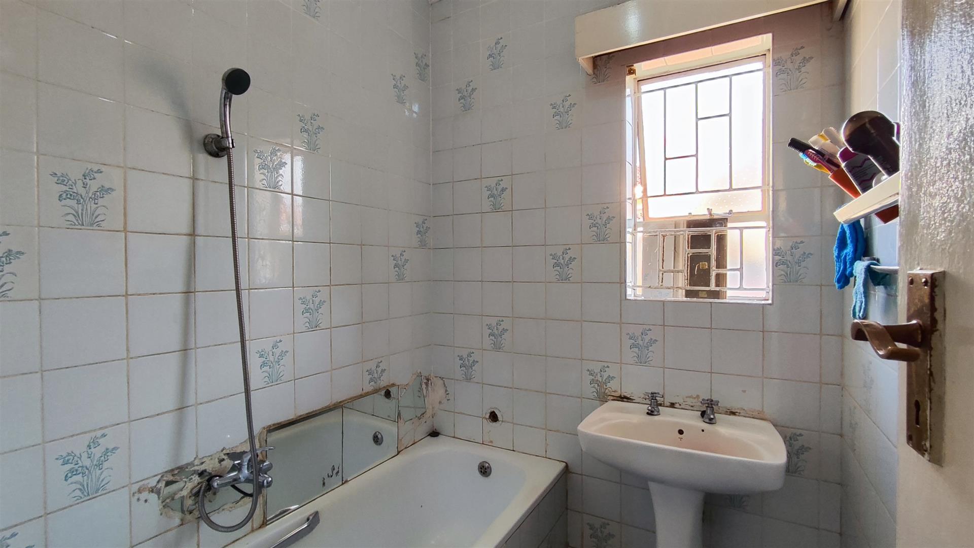 Bathroom 1 - 7 square meters of property in Roodekop