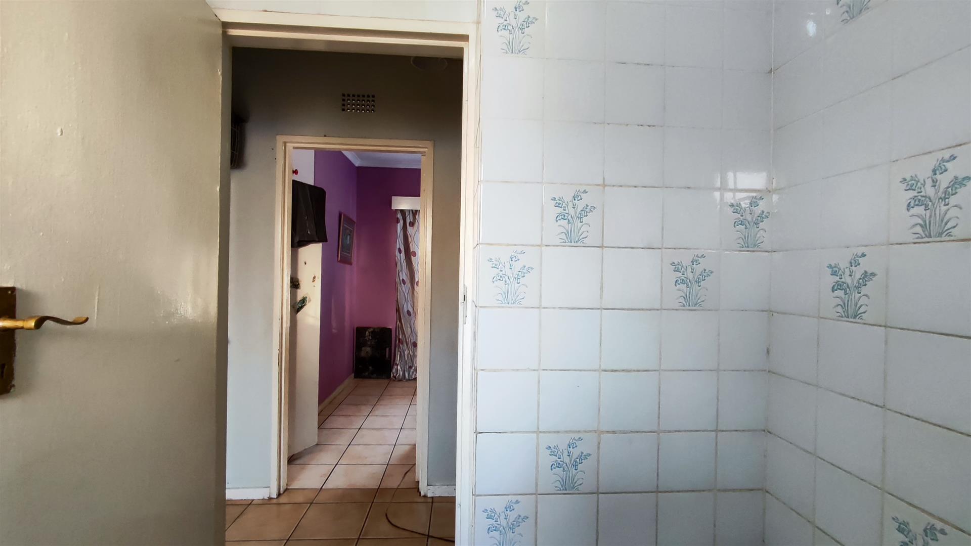 Bathroom 1 - 7 square meters of property in Roodekop