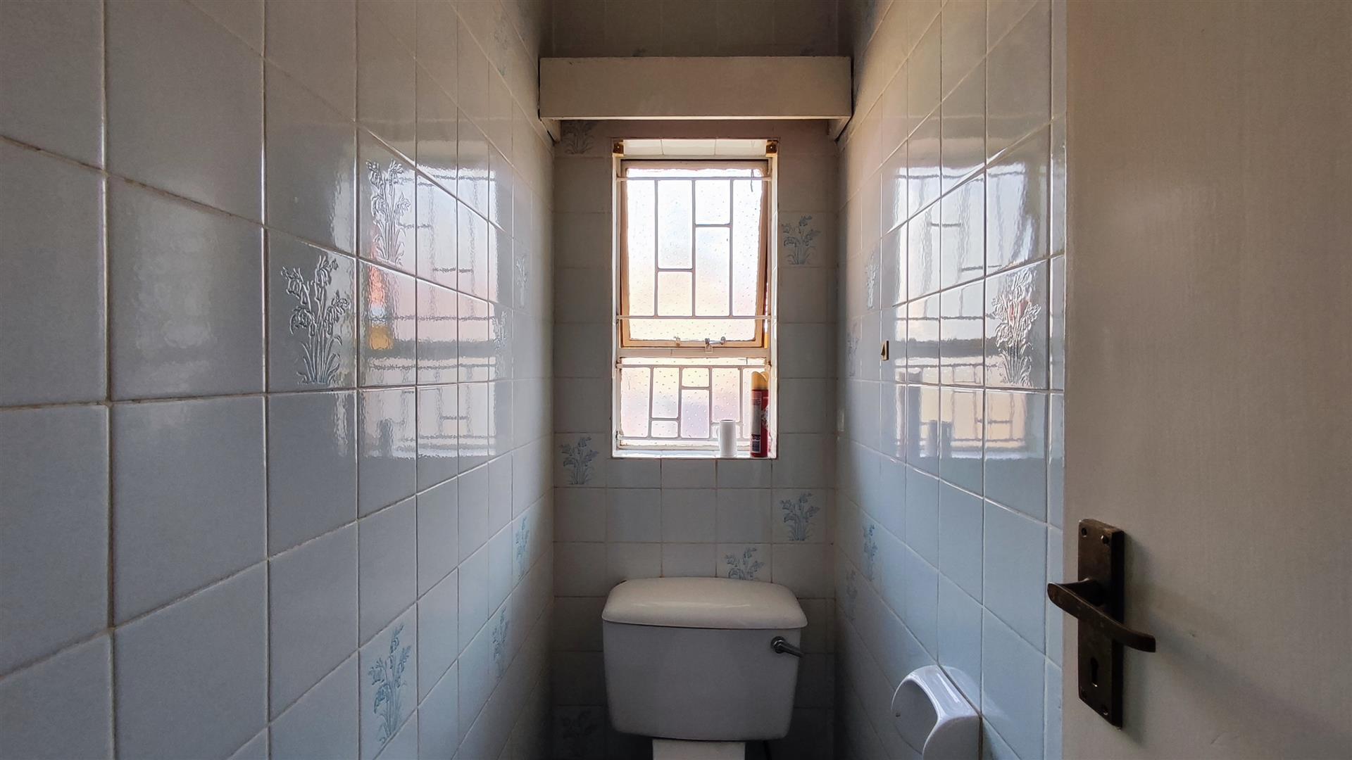Bathroom 1 - 7 square meters of property in Roodekop