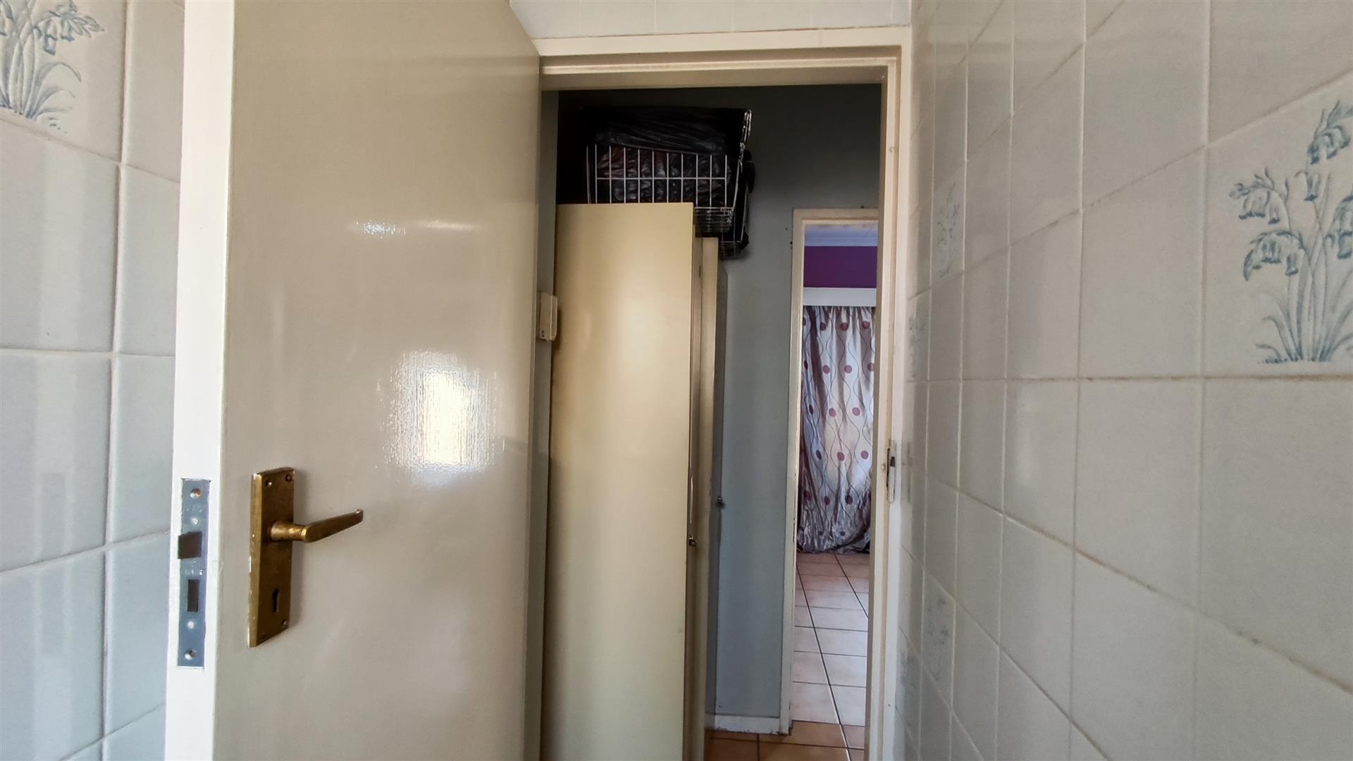 Bathroom 1 - 7 square meters of property in Roodekop