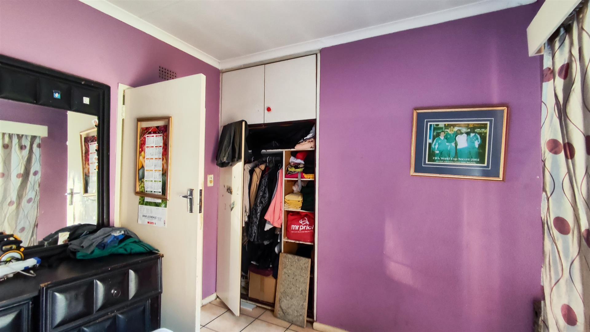 Bed Room 1 - 12 square meters of property in Roodekop