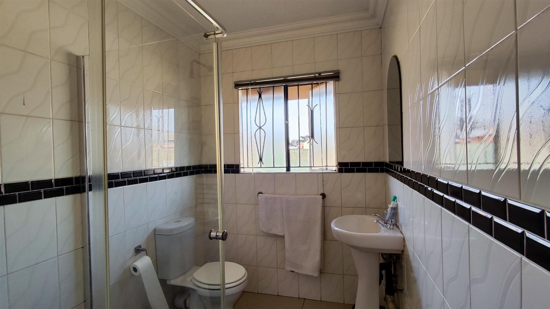 Bathroom 2 - 6 square meters of property in Roodekop