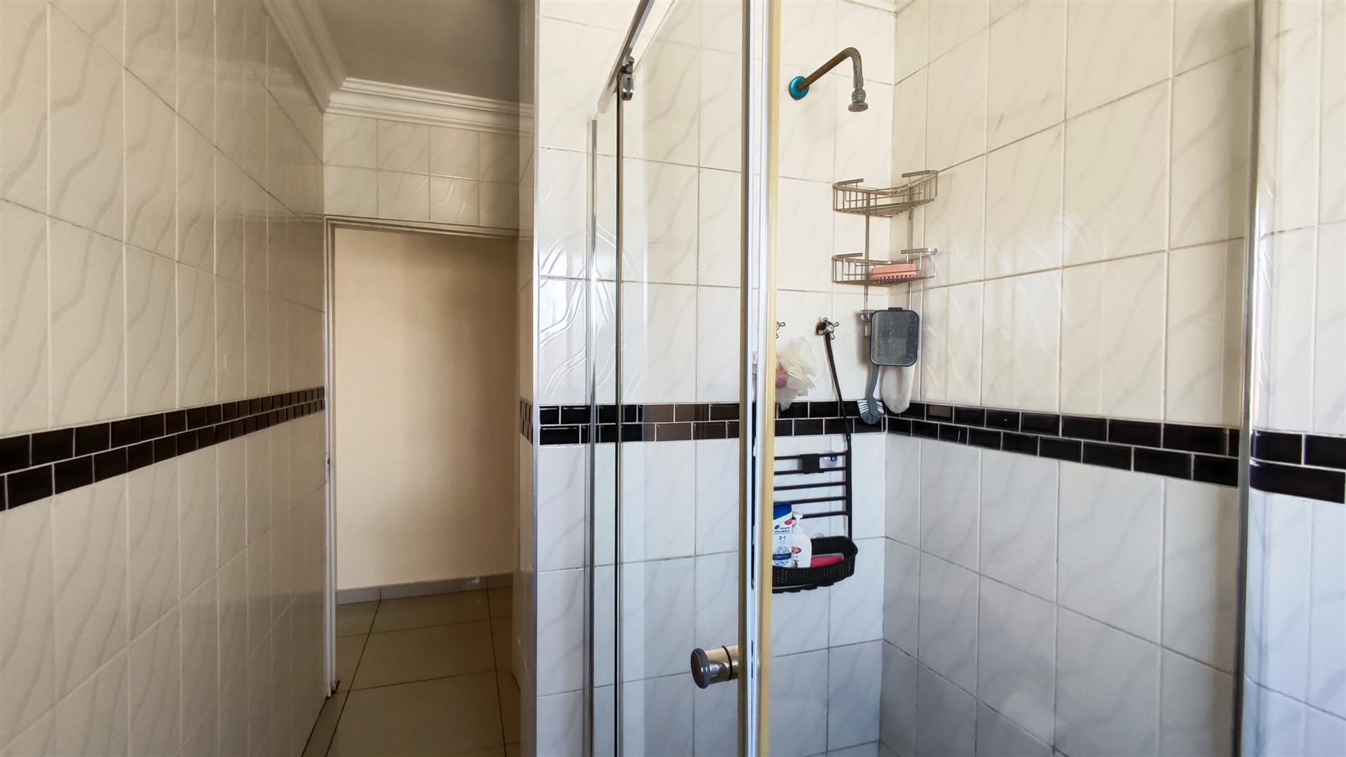 Bathroom 2 - 6 square meters of property in Roodekop
