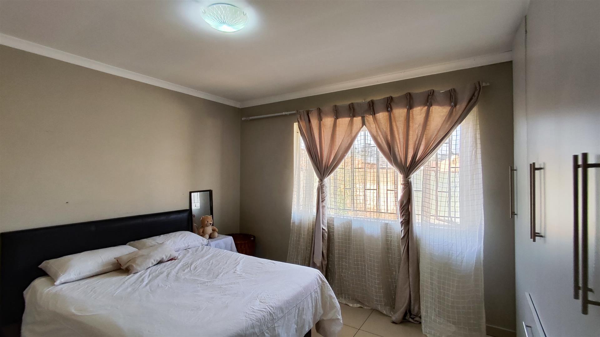 Bed Room 2 - 18 square meters of property in Roodekop