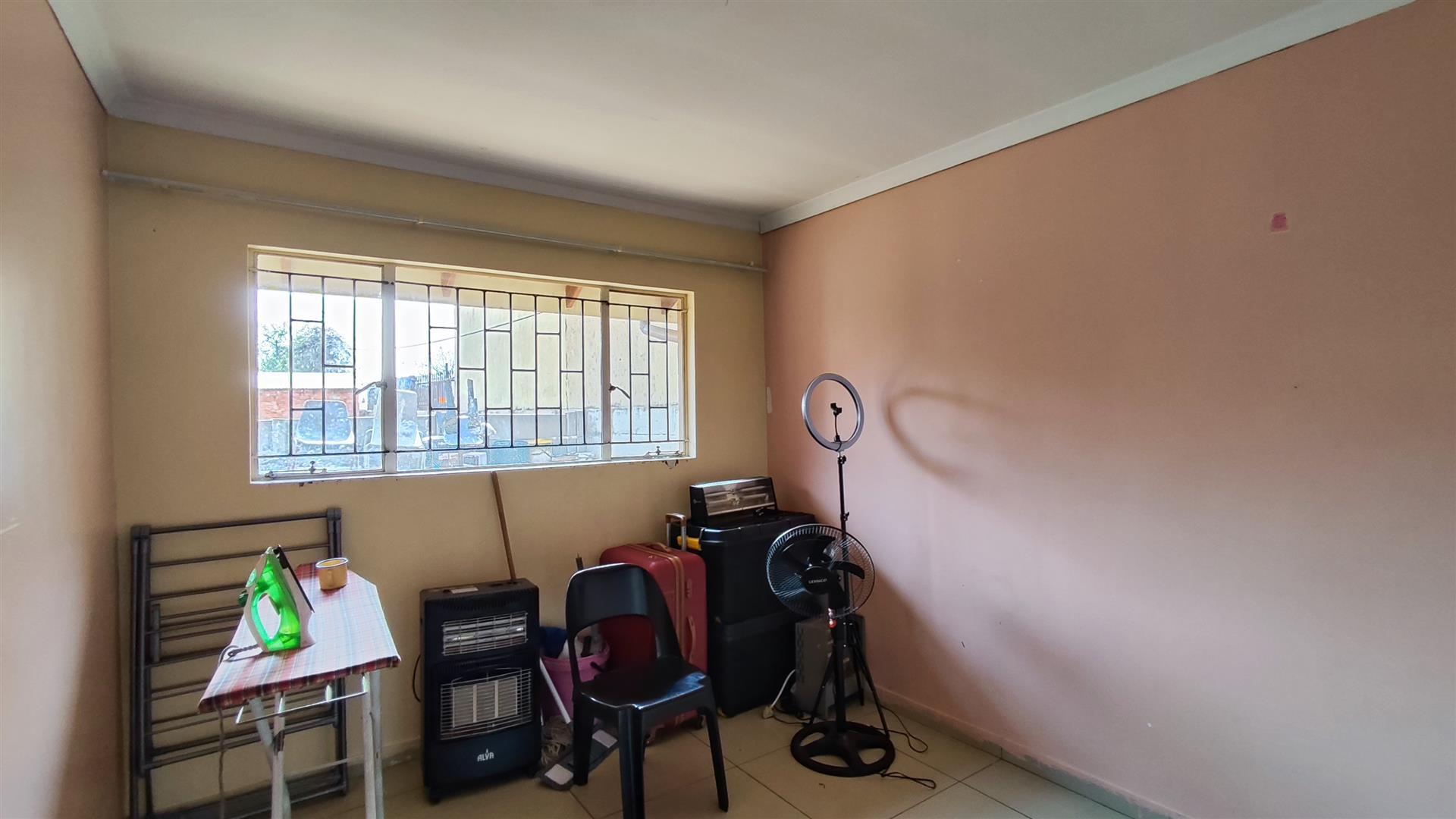Bed Room 3 - 14 square meters of property in Roodekop