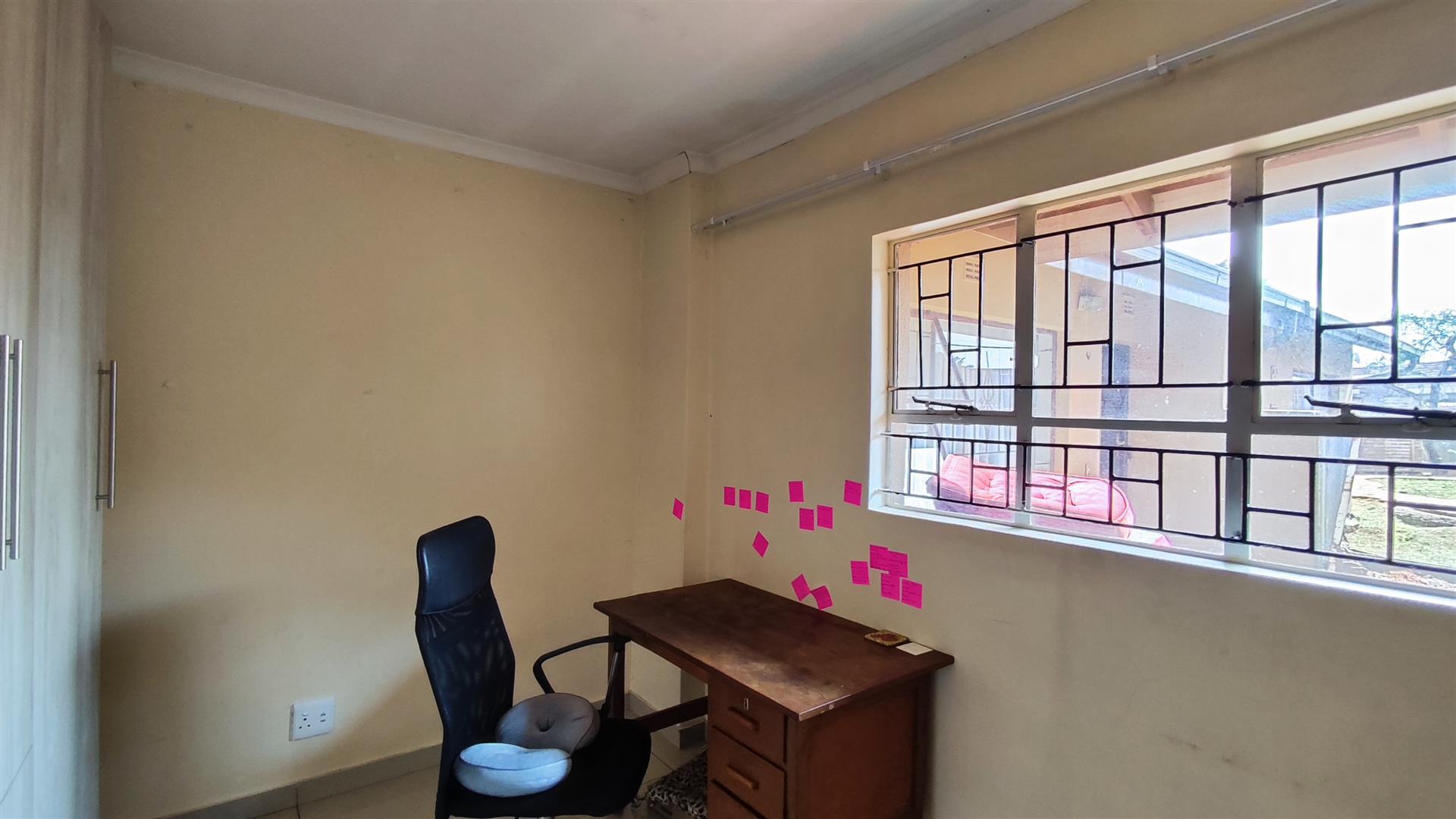 Bed Room 4 - 11 square meters of property in Roodekop