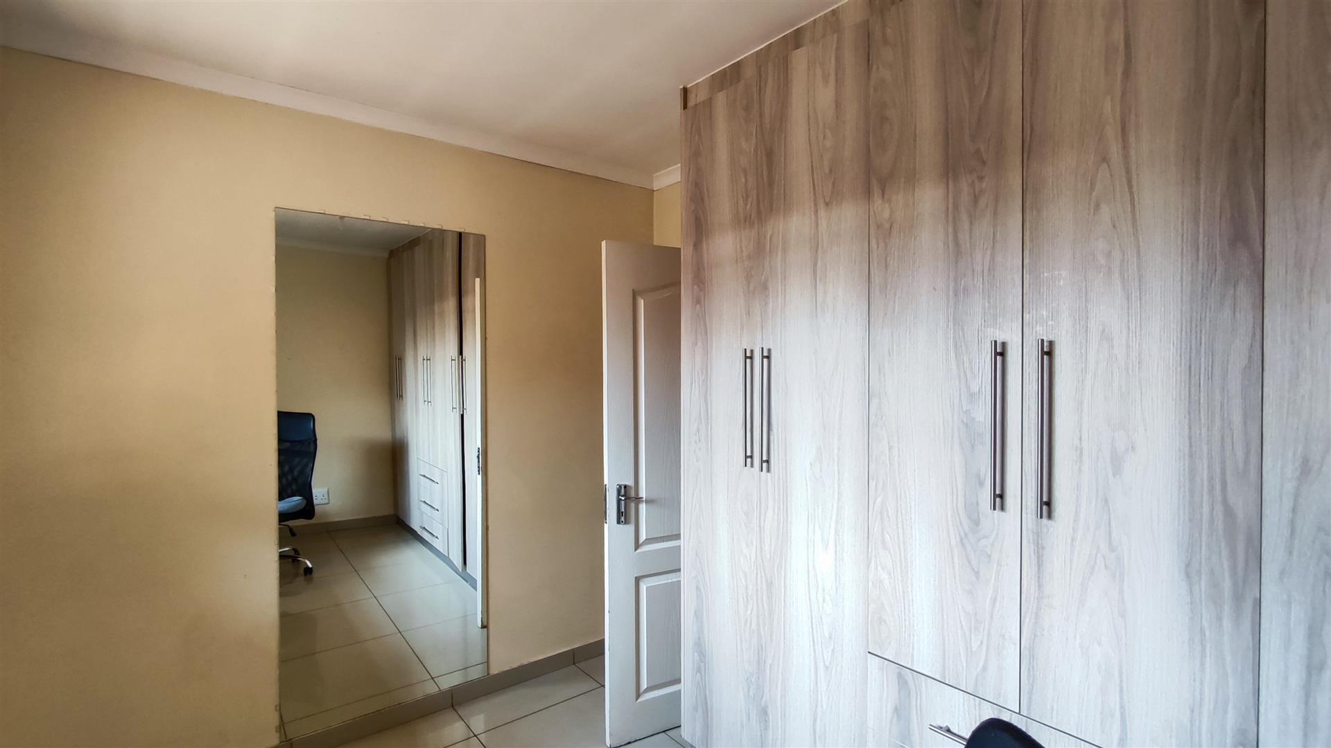 Bed Room 4 - 11 square meters of property in Roodekop