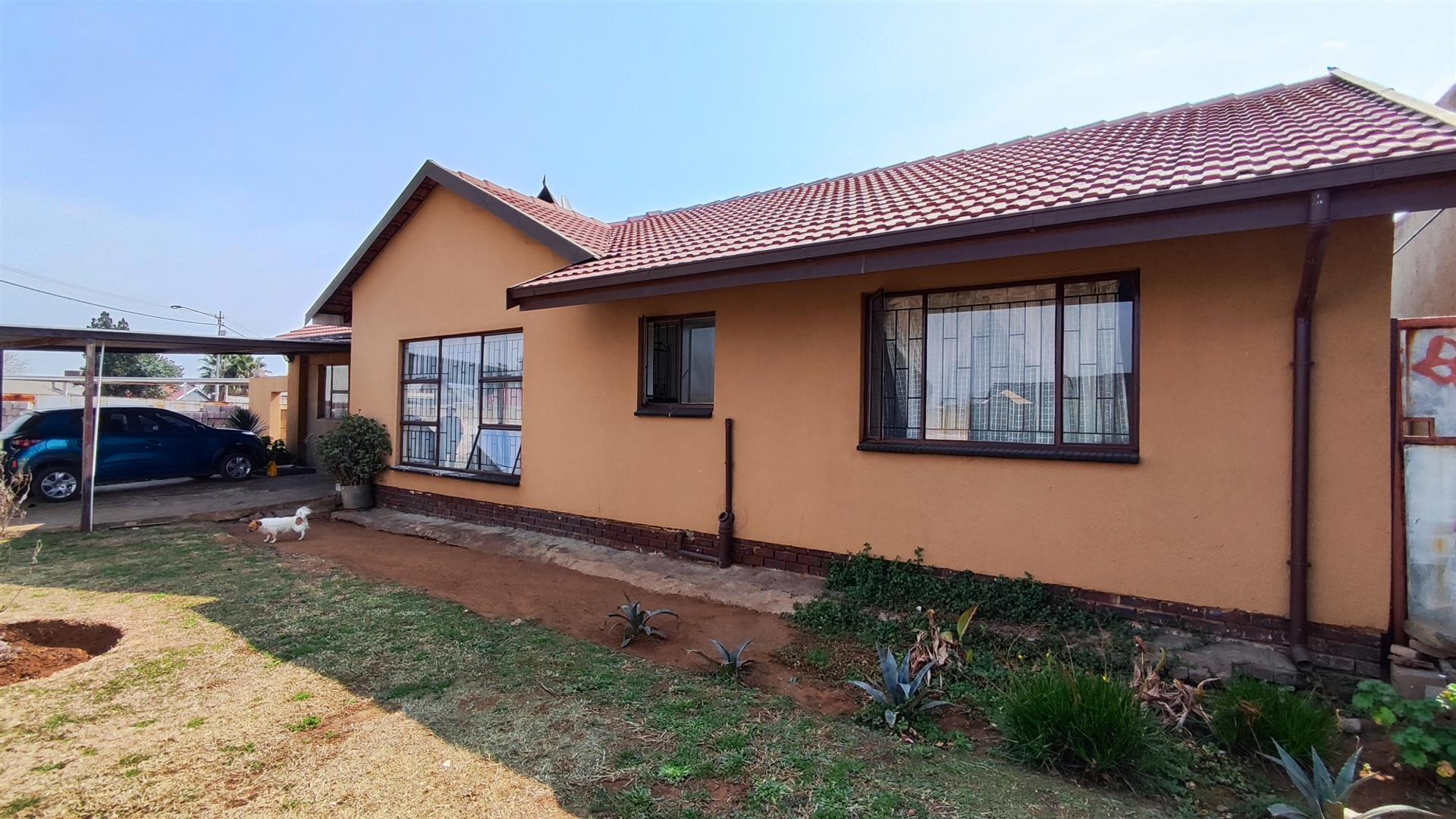 Front View of property in Roodekop