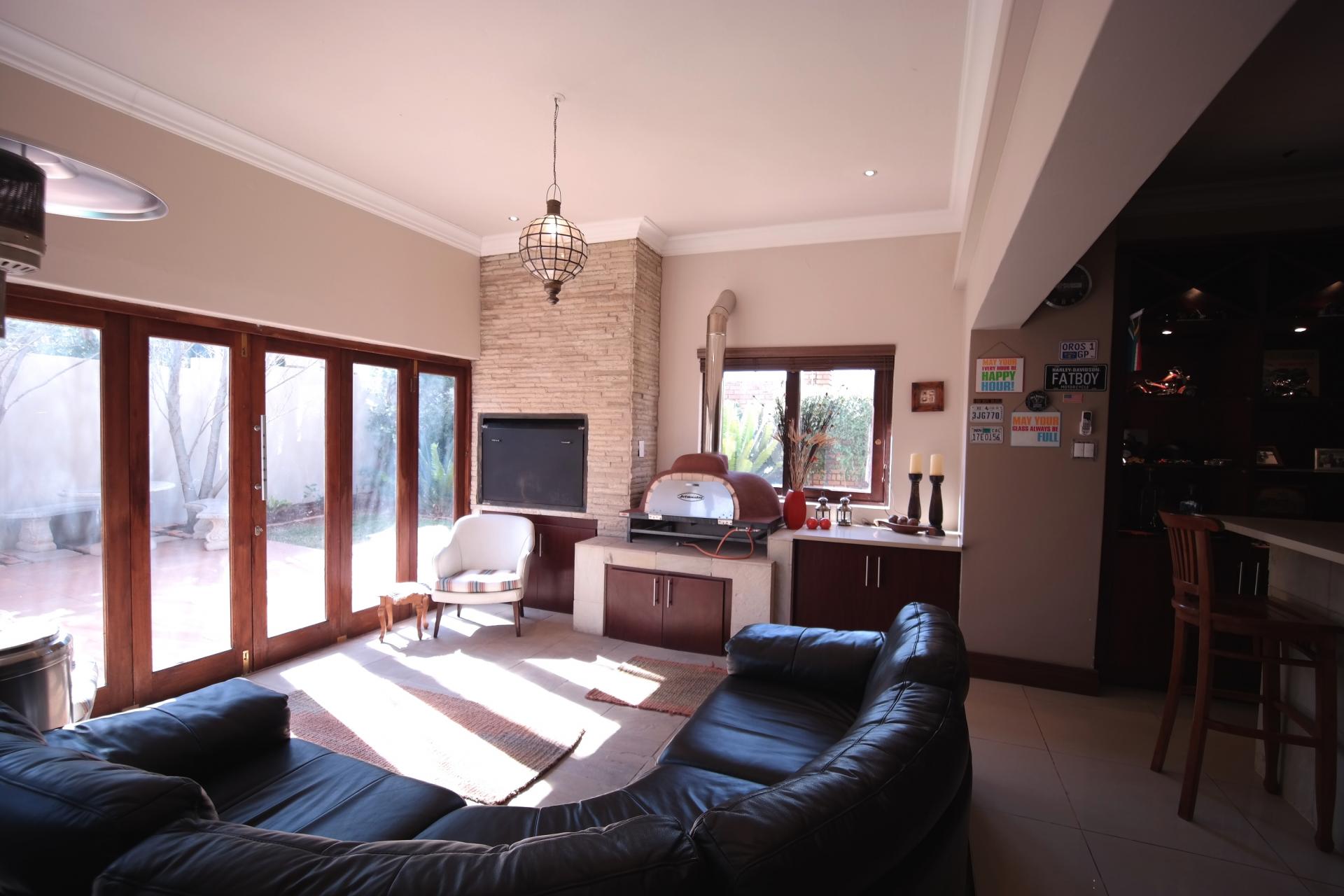 Patio - 36 square meters of property in The Wilds Estate