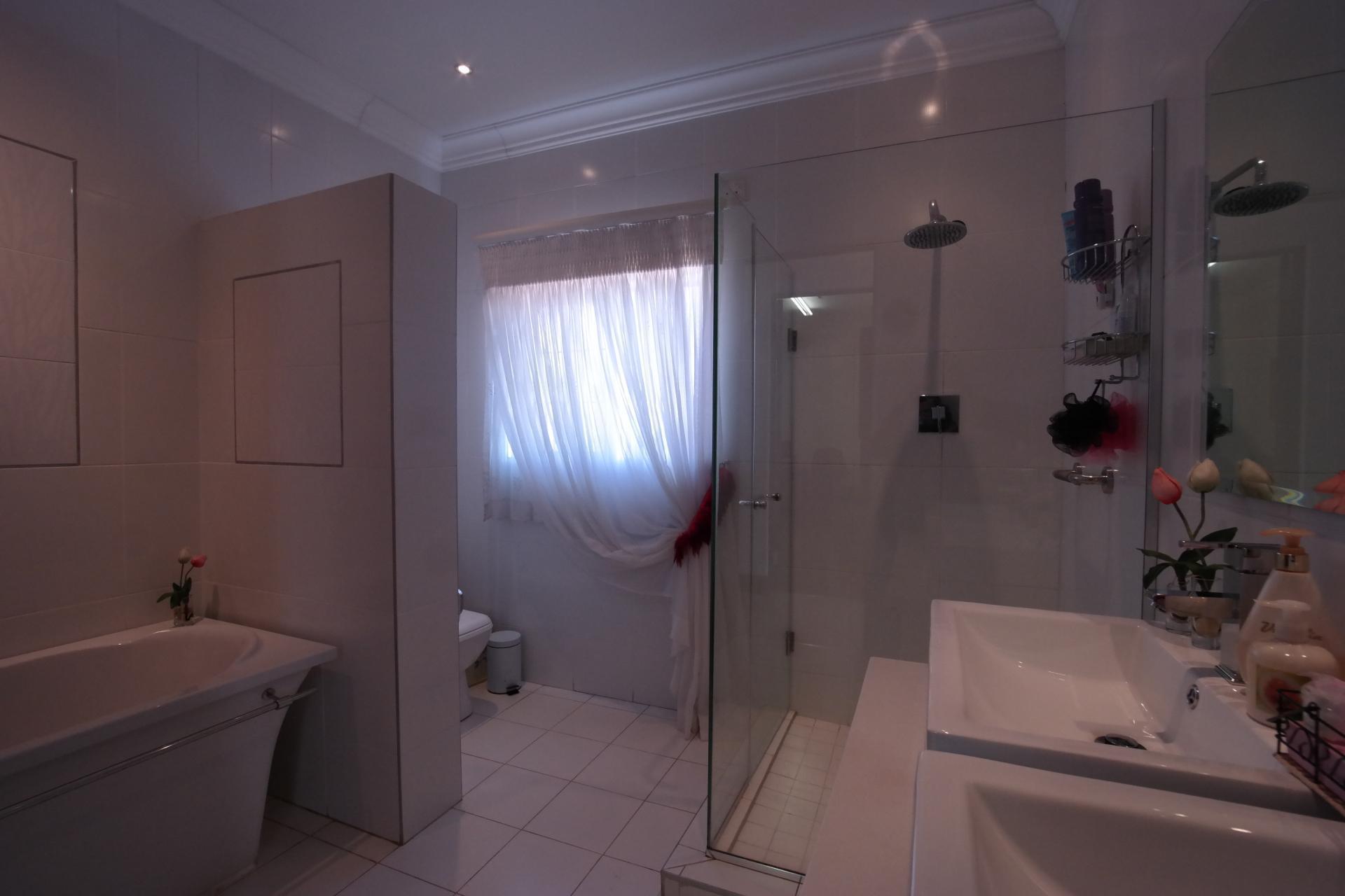 Bathroom 3+ - 9 square meters of property in The Wilds Estate