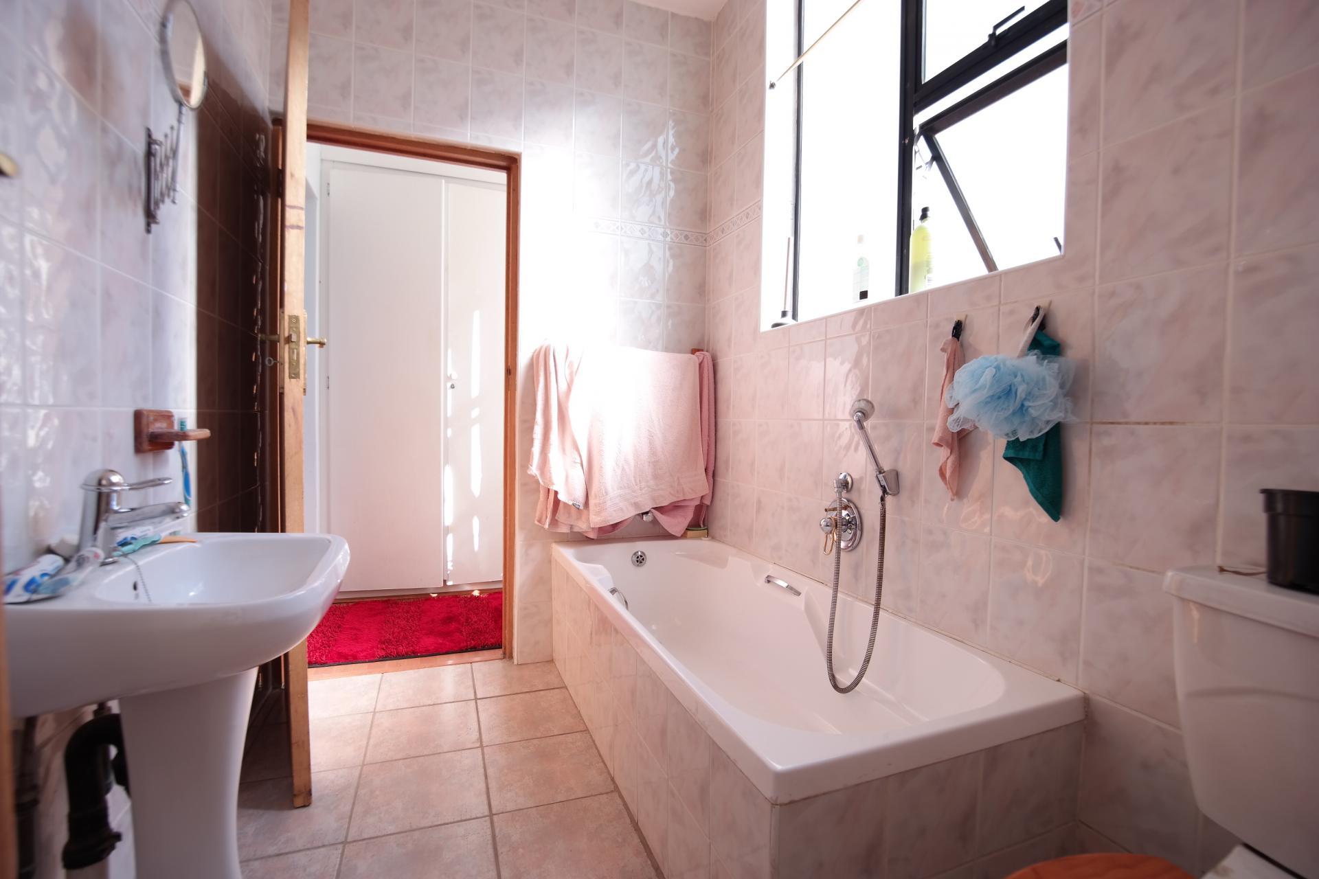 Bathroom 2 - 5 square meters of property in Silver Lakes Golf Estate