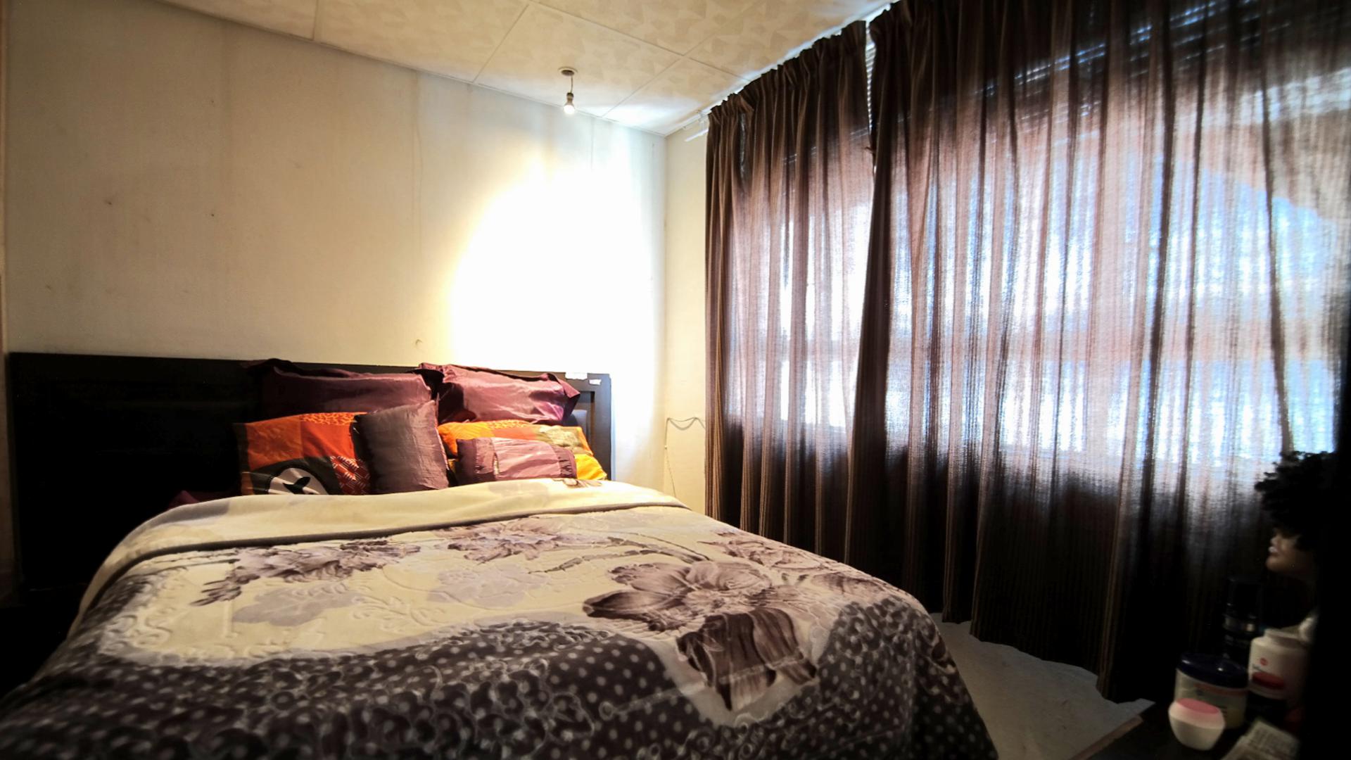 Main Bedroom - 9 square meters of property in Pretoria Central