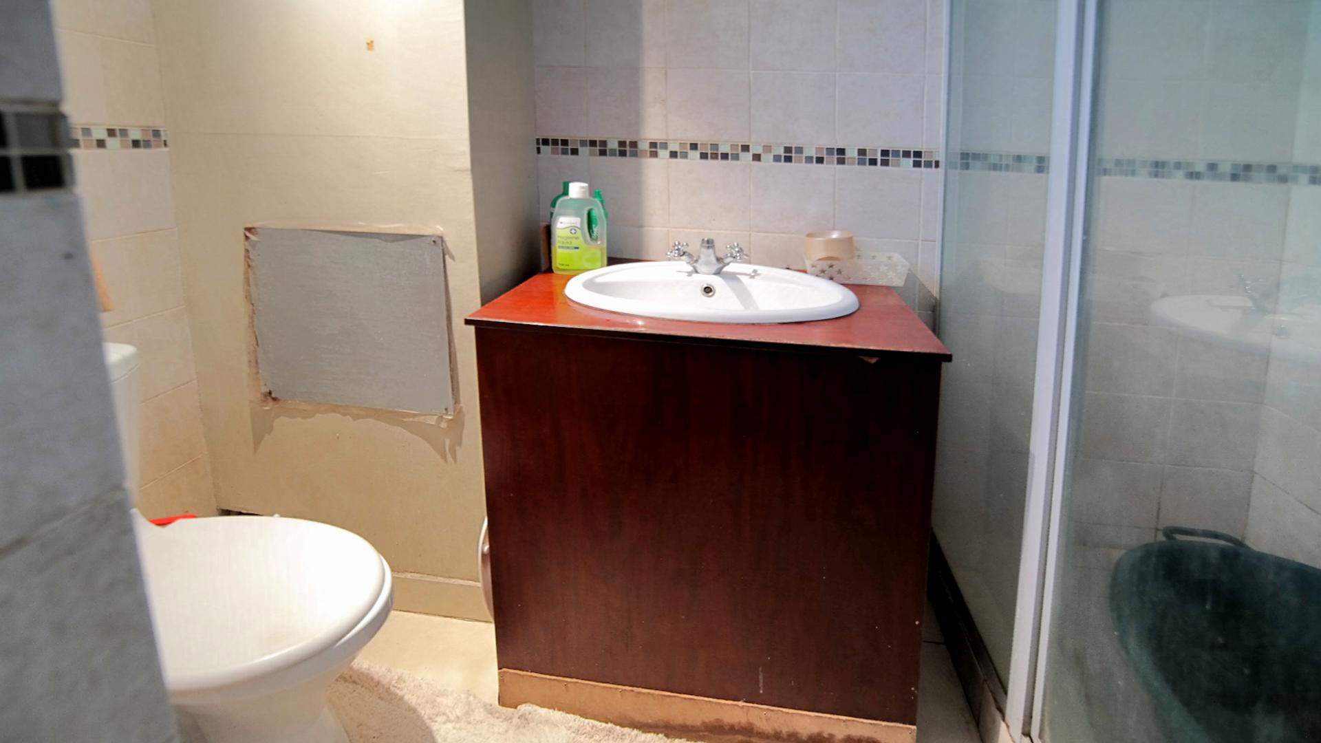 Bathroom 1 - 4 square meters of property in Pretoria Central