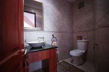 Bathroom 1 - 5 square meters of property in Woodhill Golf Estate