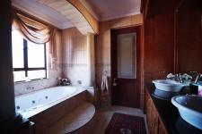 Main Bathroom - 10 square meters of property in Woodhill Golf Estate