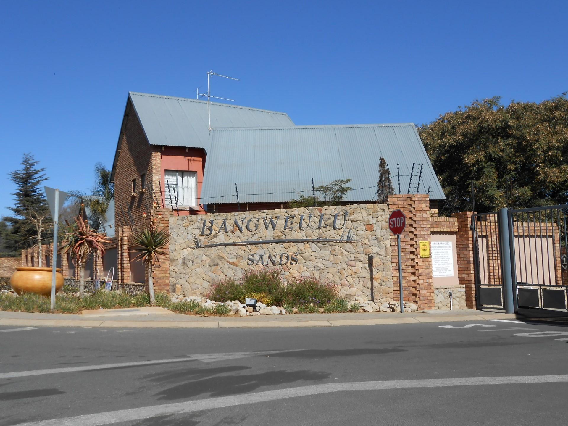 Front View of property in Glenmarais (Glen Marais)