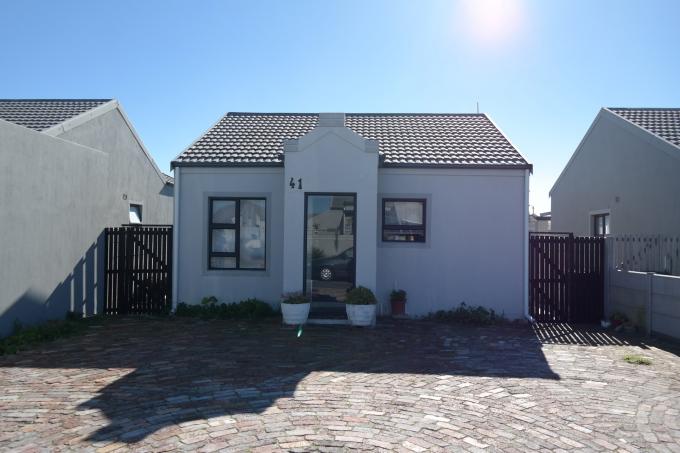 2 Bedroom House for Sale For Sale in Muizenberg   - Private Sale - MR113710