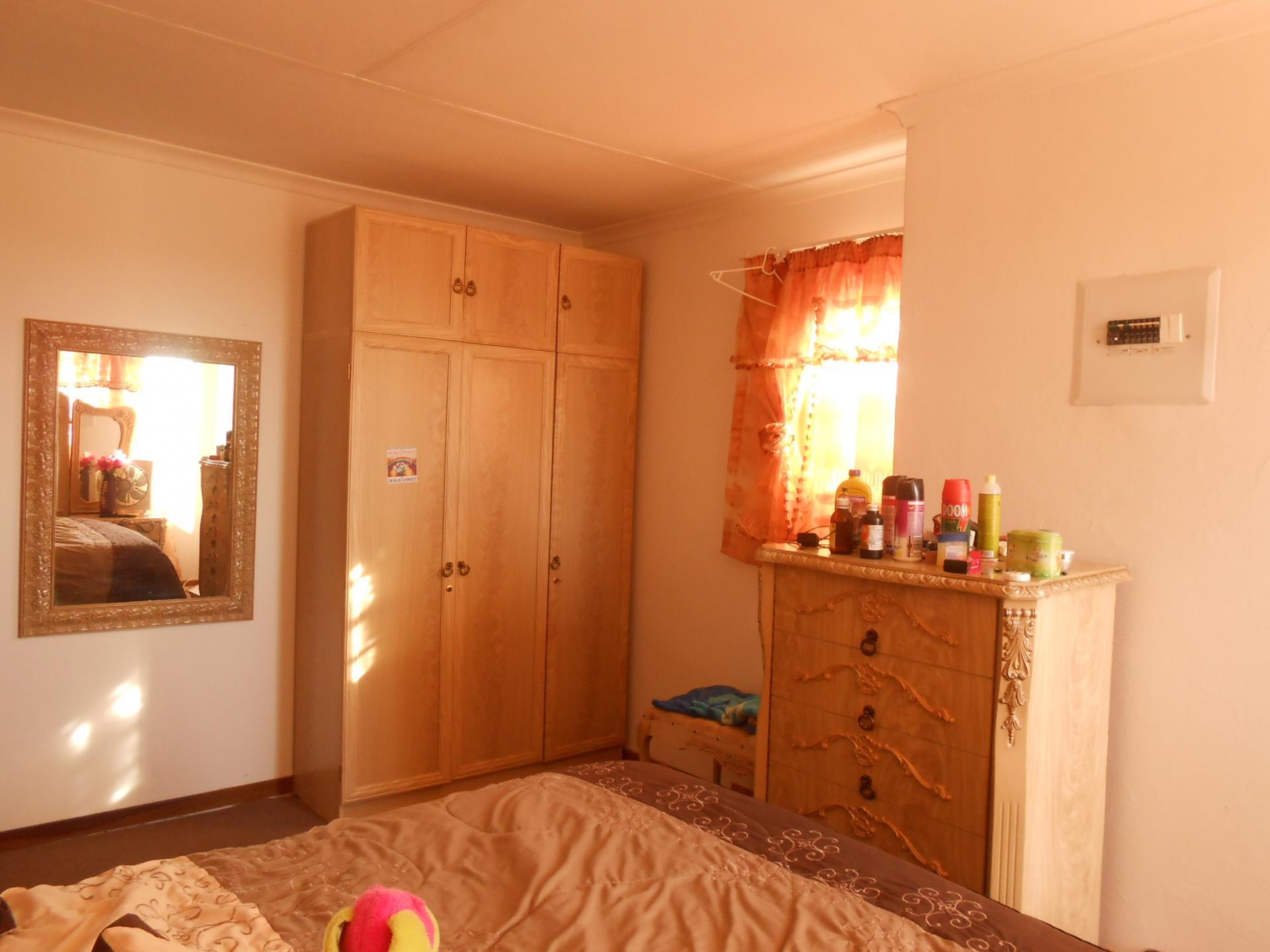 Main Bedroom - 15 square meters of property in Klerksdorp