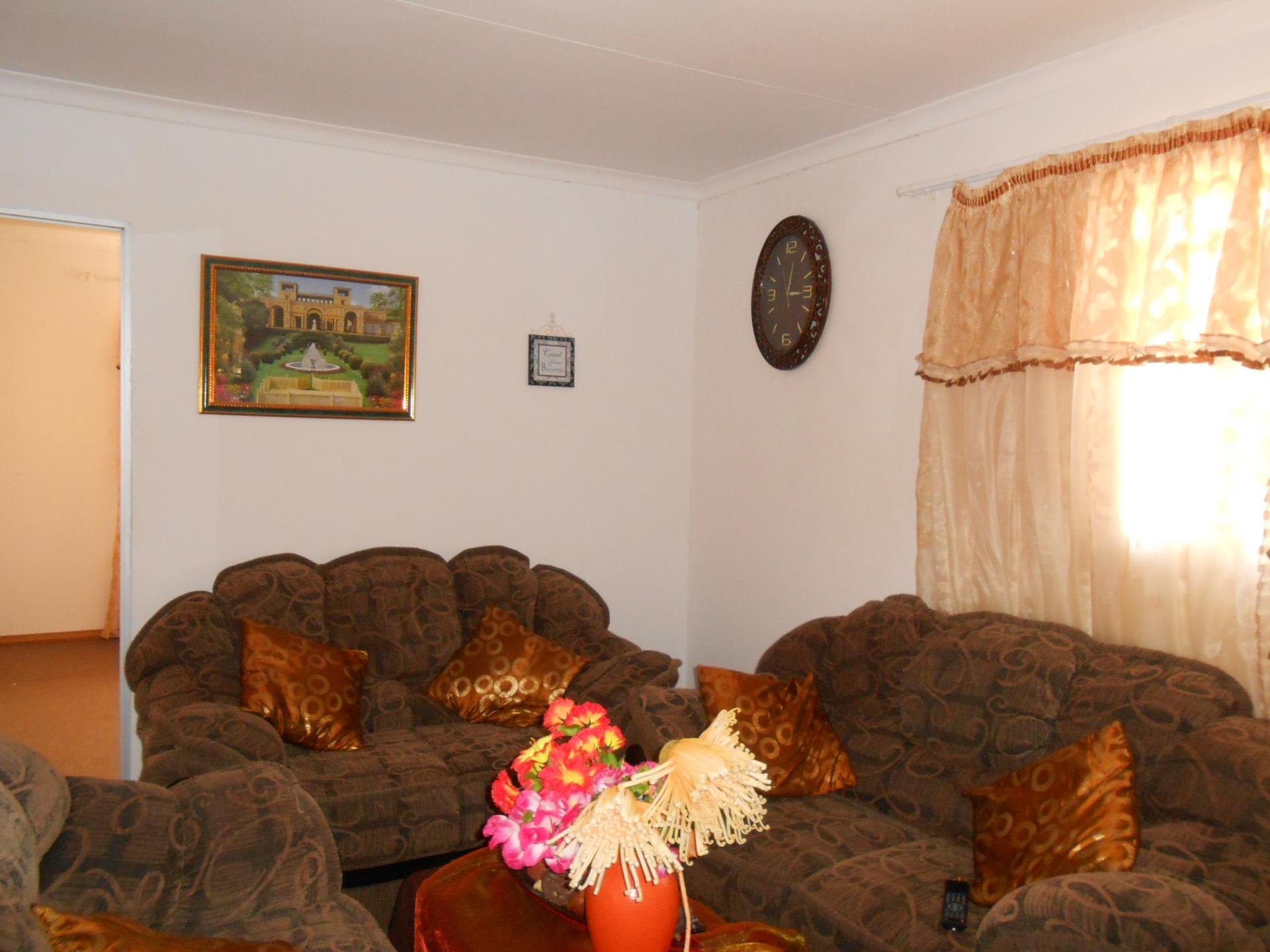 Lounges - 34 square meters of property in Klerksdorp