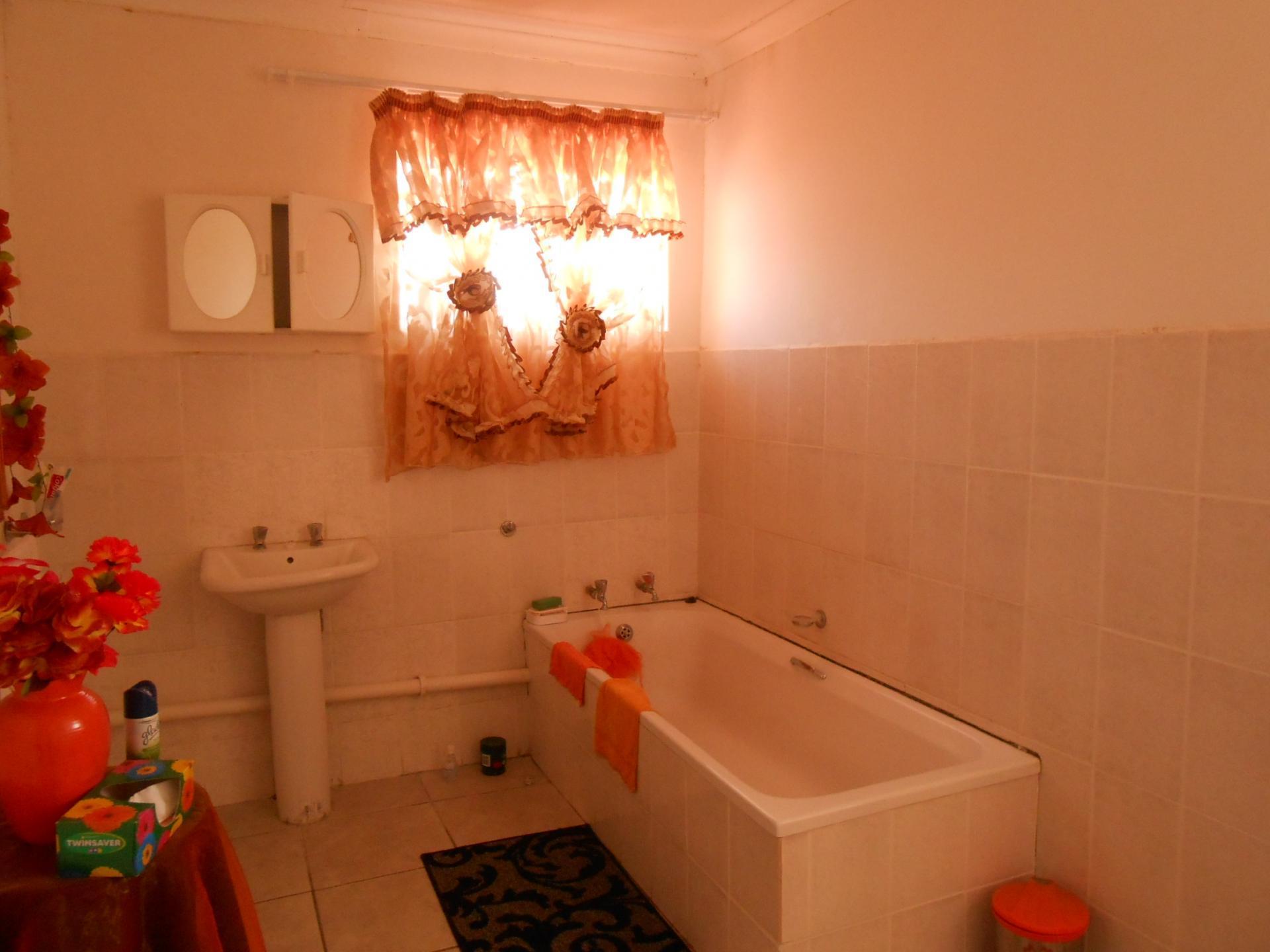 Main Bathroom - 8 square meters of property in Klerksdorp