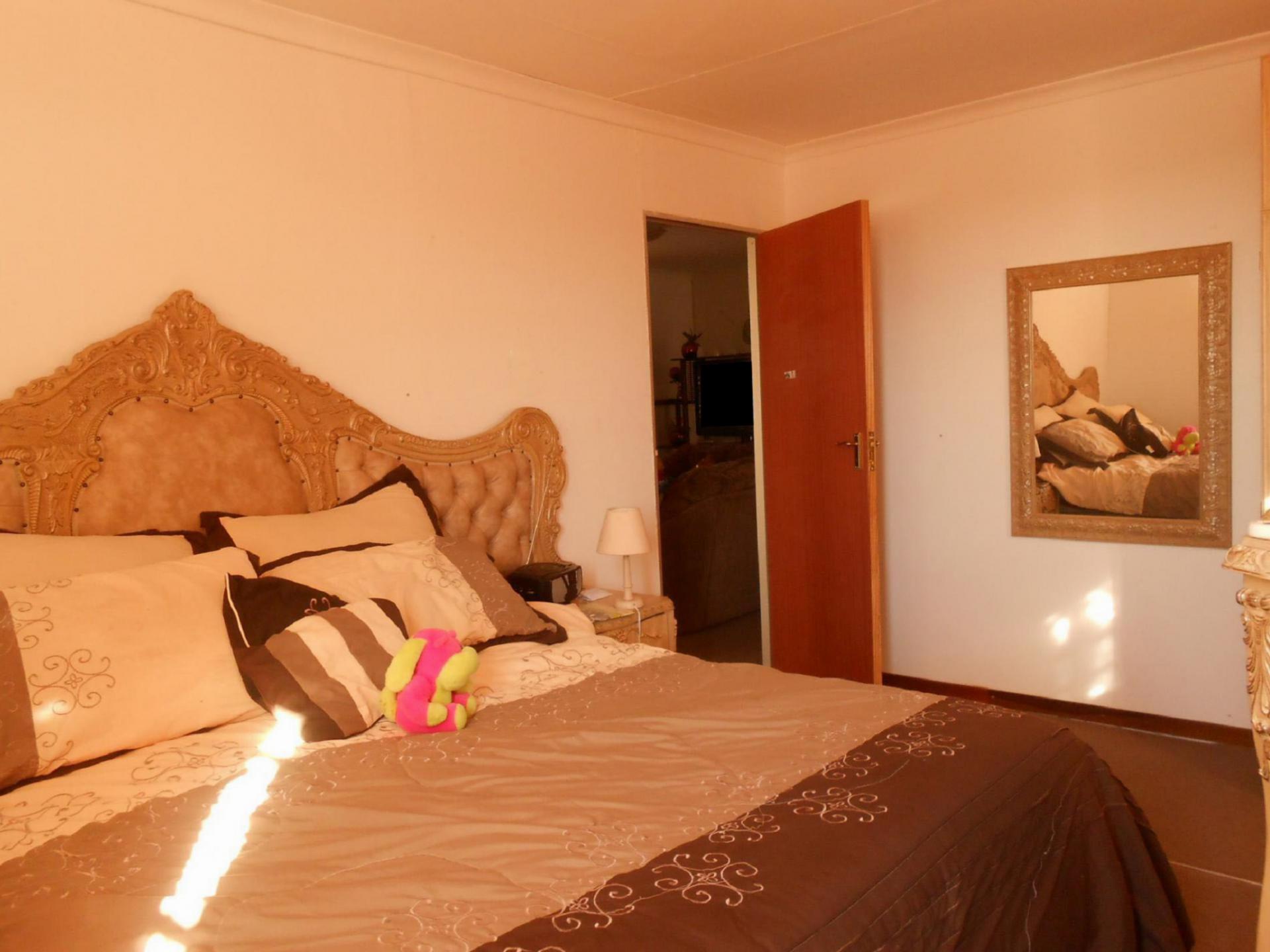 Main Bedroom - 15 square meters of property in Klerksdorp