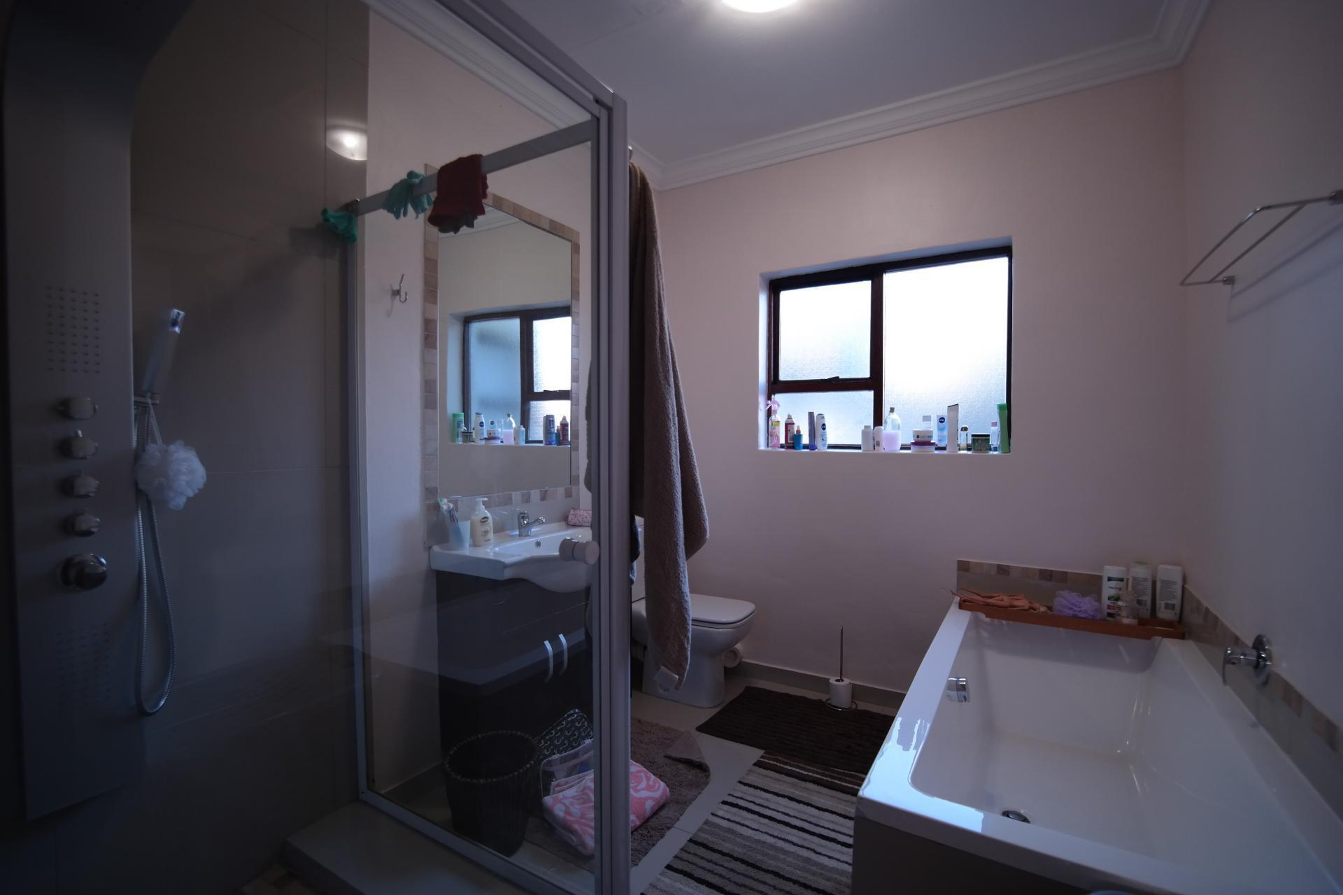 Bathroom 2 - 9 square meters of property in Silver Lakes Golf Estate